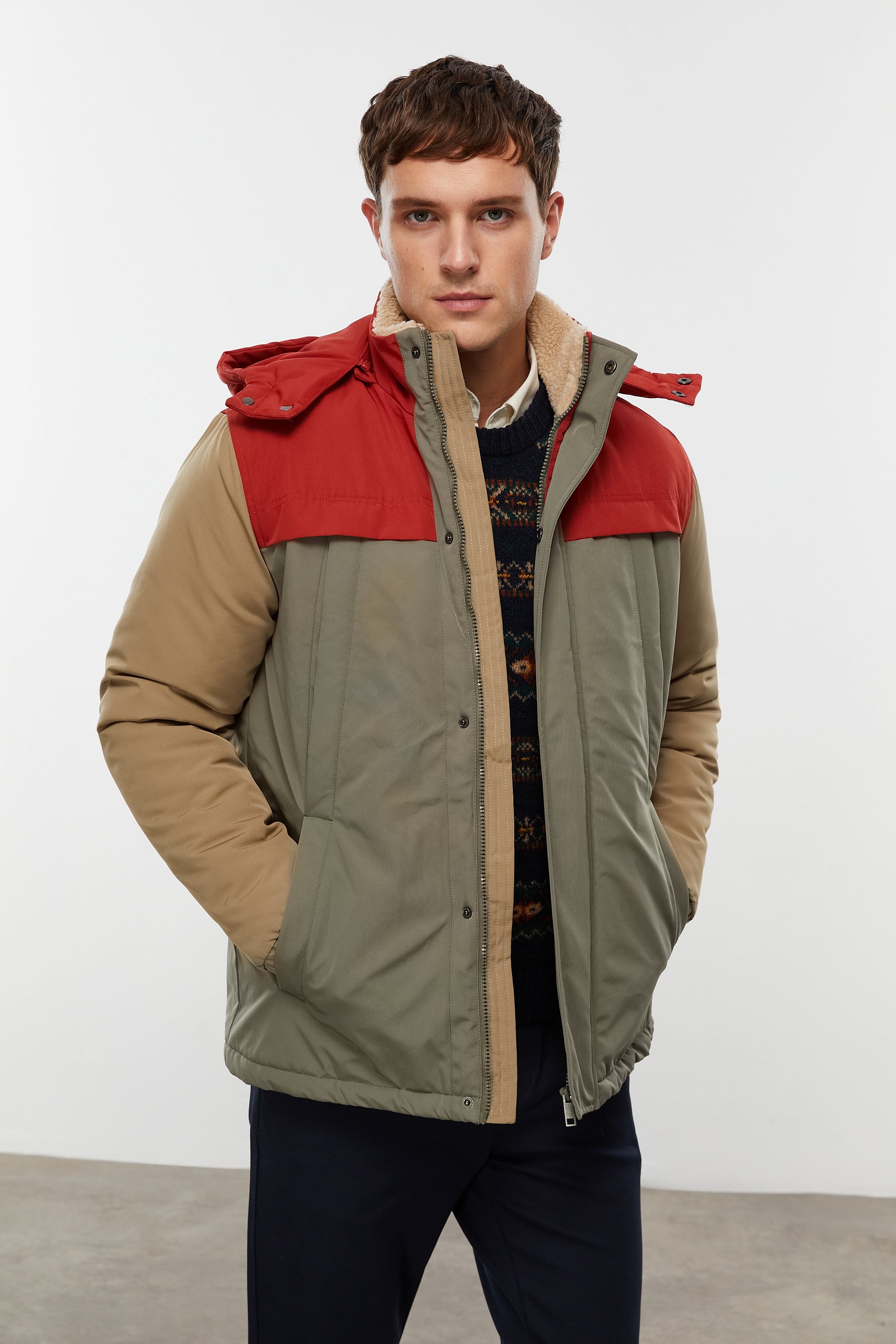 ÇIKARILABİLİR KAPÜŞONLU MONT