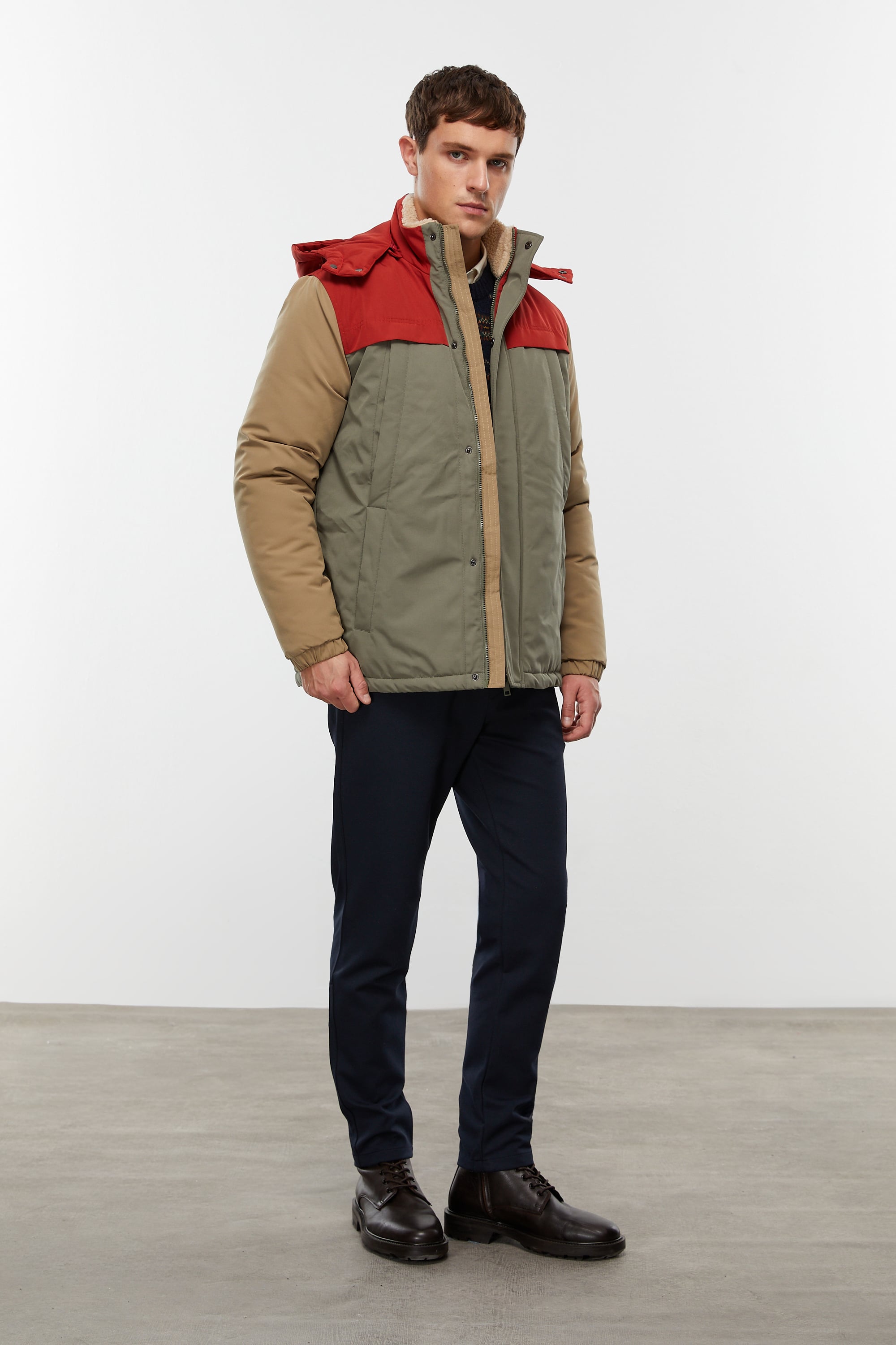 ÇIKARILABİLİR KAPÜŞONLU MONT