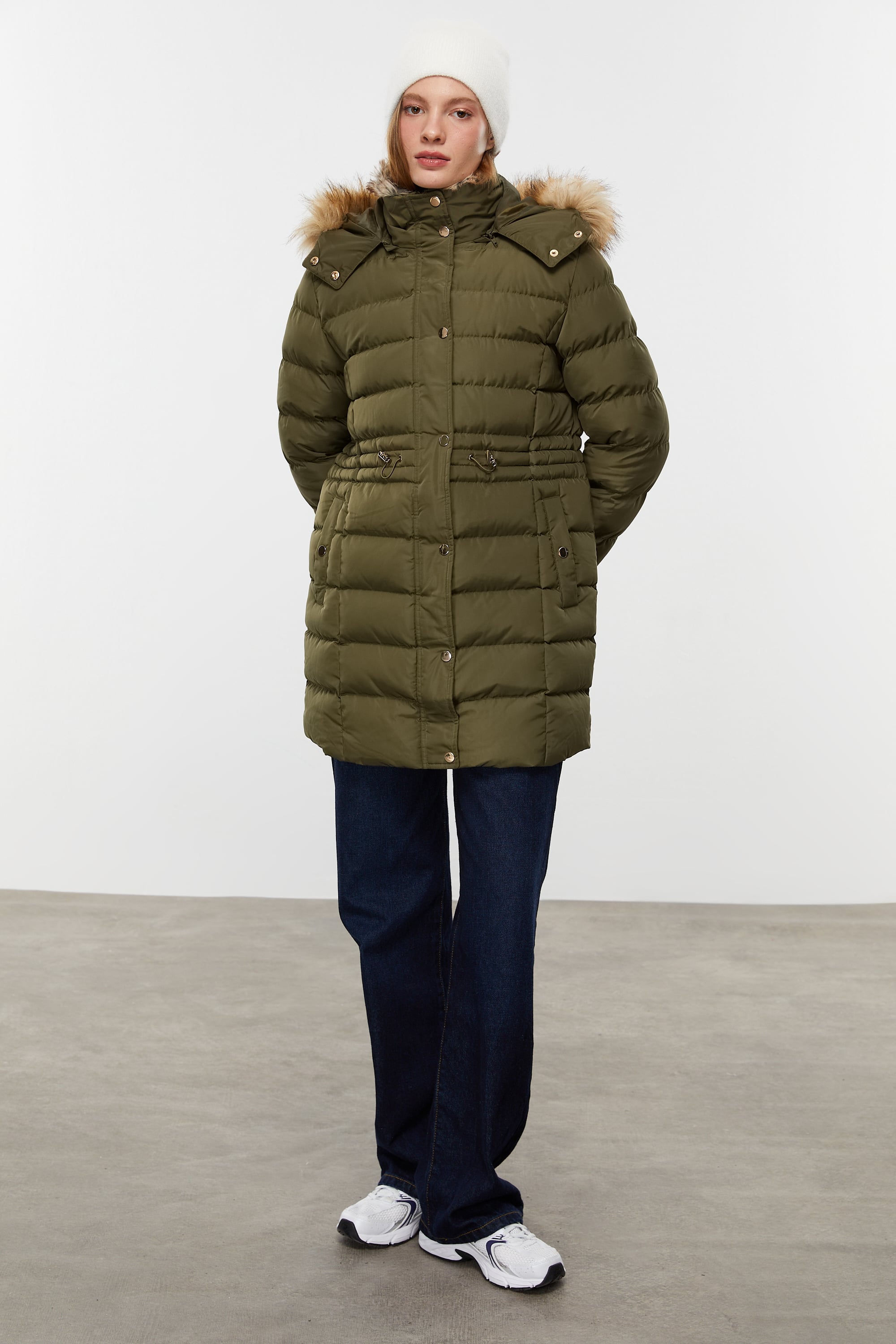 ÇIKARILABİLİR KAPÜŞONLU KAPİTONELİ ŞİŞME MONT