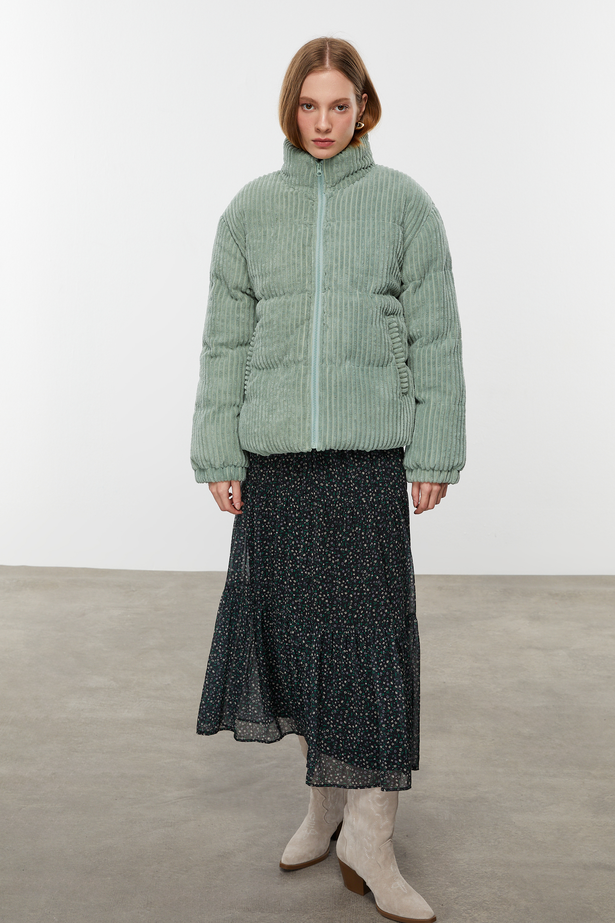 DOKULU DİK YAKA MONT