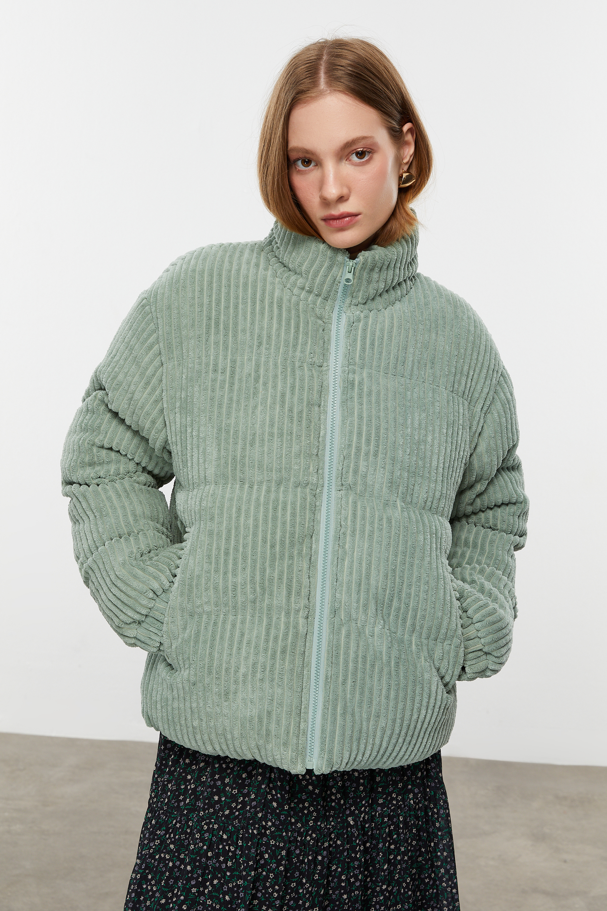 DOKULU DİK YAKA MONT