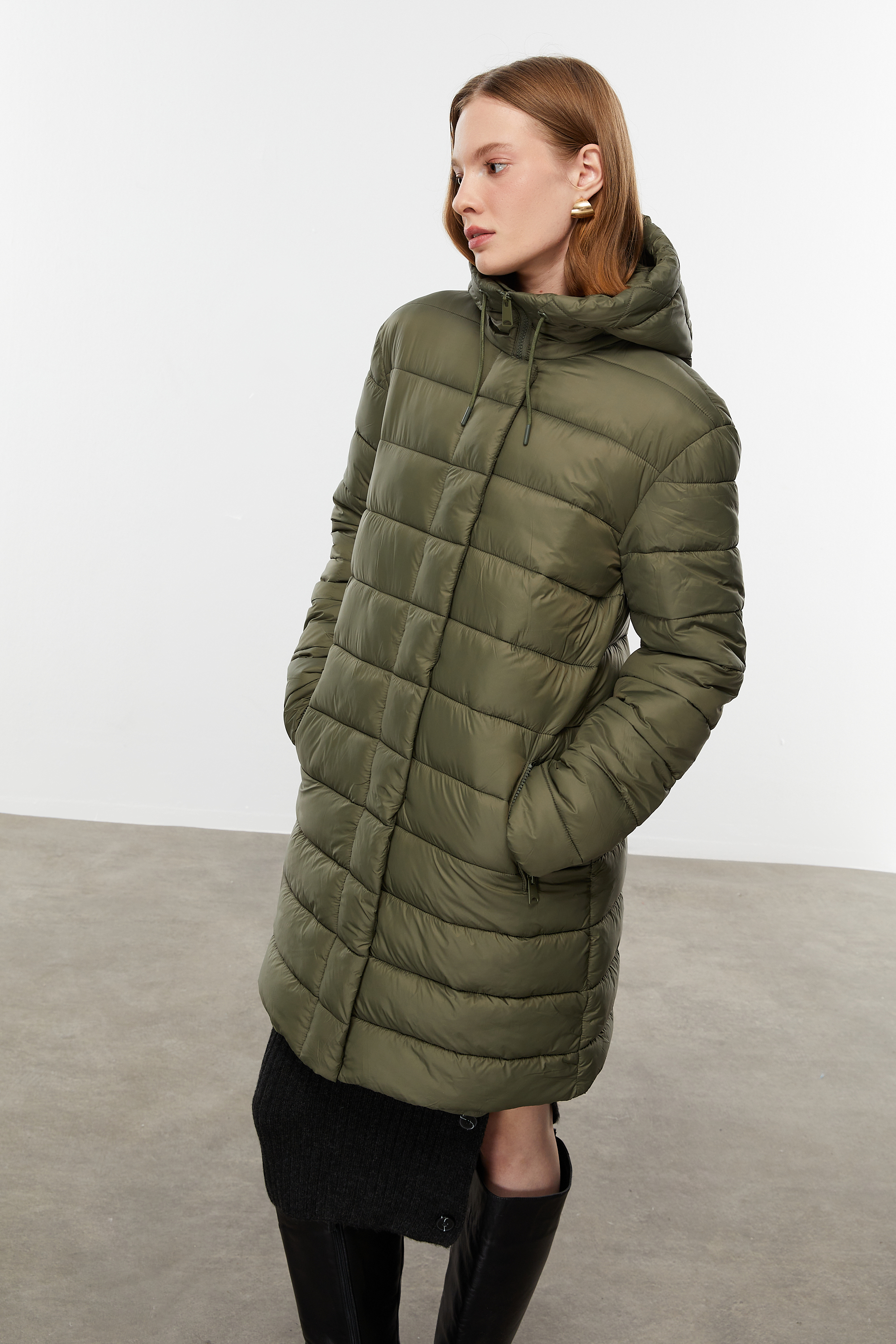 KAPİTONELİ KAPÜŞONLU ŞİŞME MONT