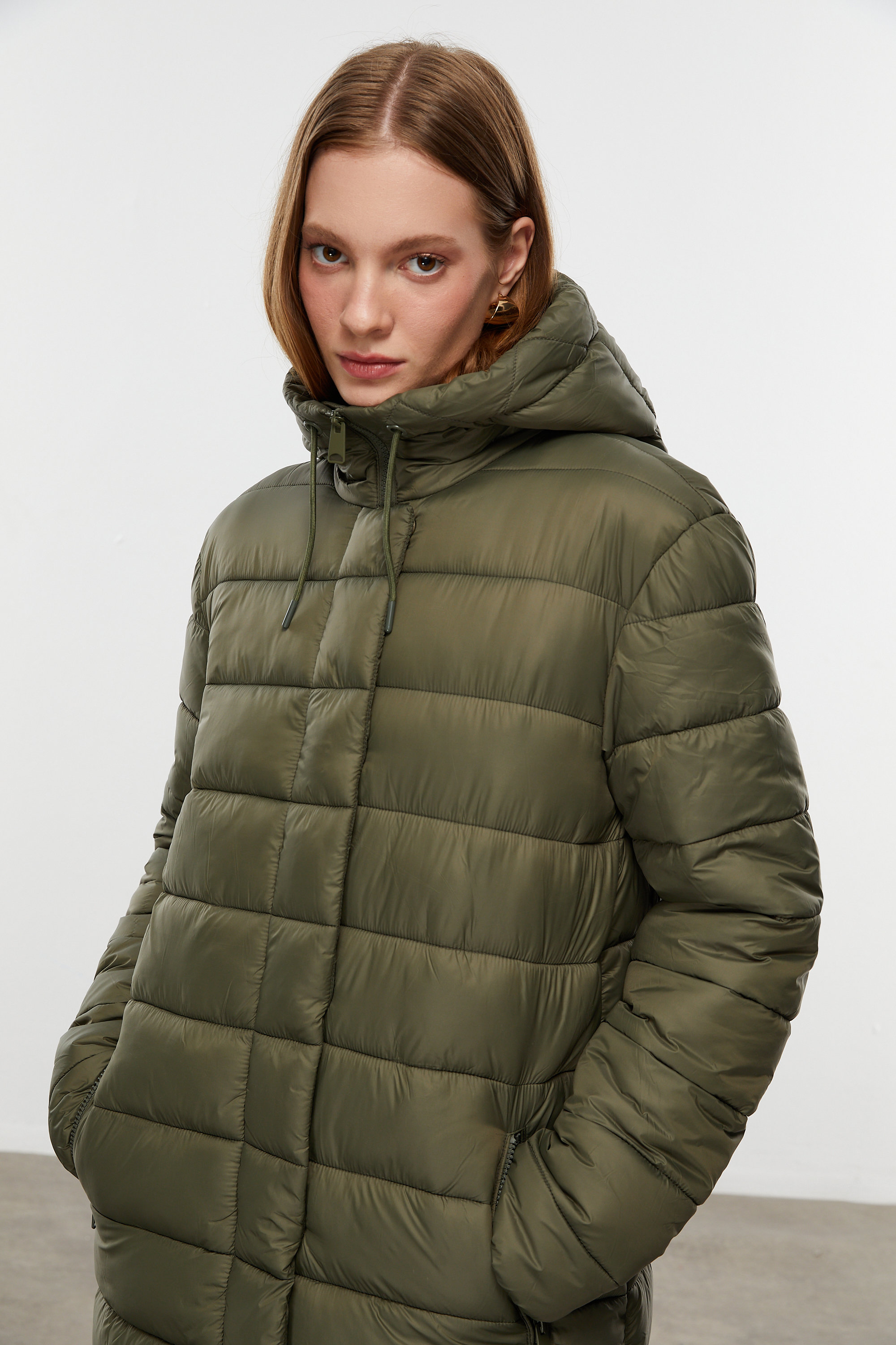 KAPİTONELİ KAPÜŞONLU ŞİŞME MONT