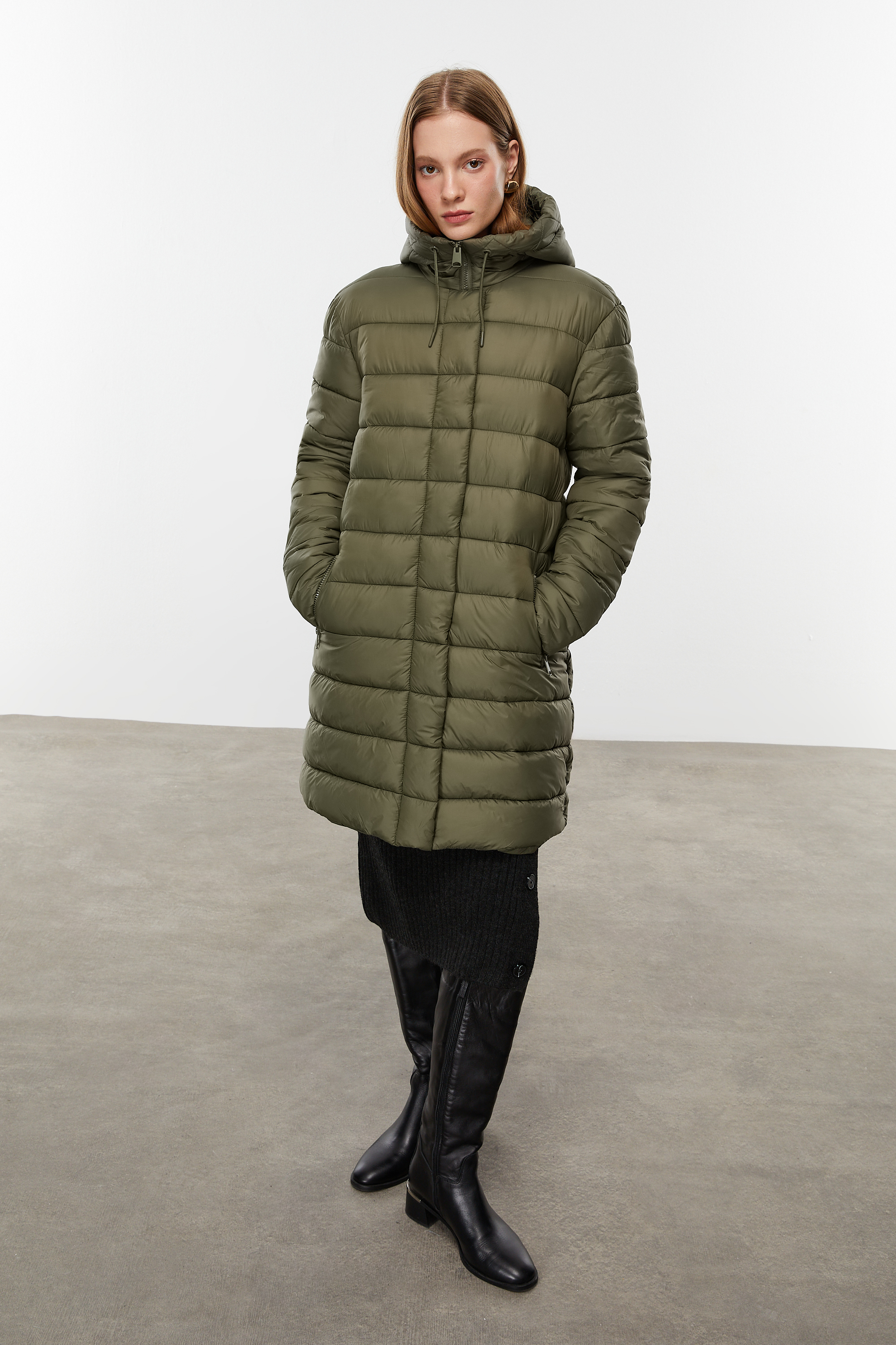 KAPİTONELİ KAPÜŞONLU ŞİŞME MONT