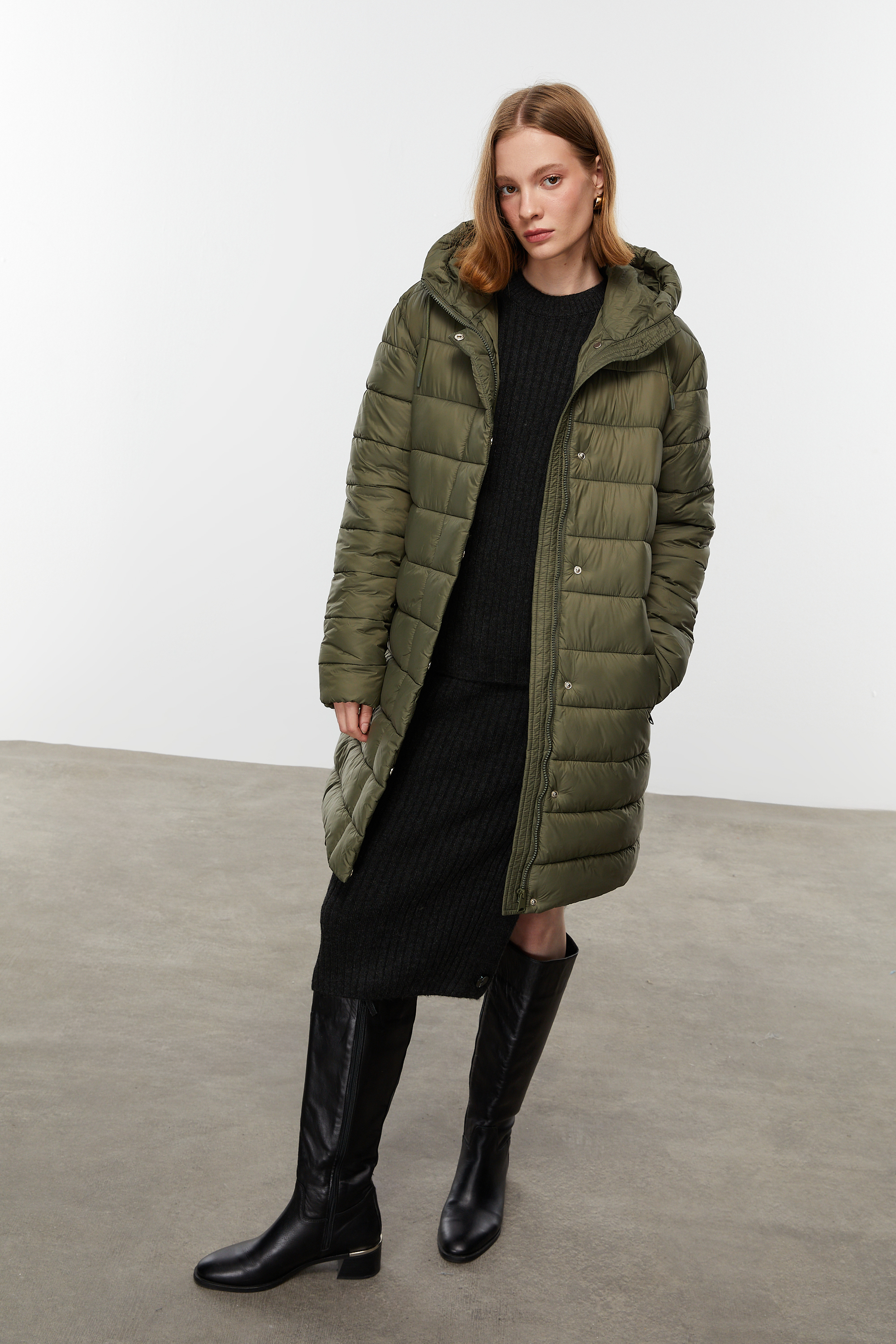 KAPİTONELİ KAPÜŞONLU ŞİŞME MONT