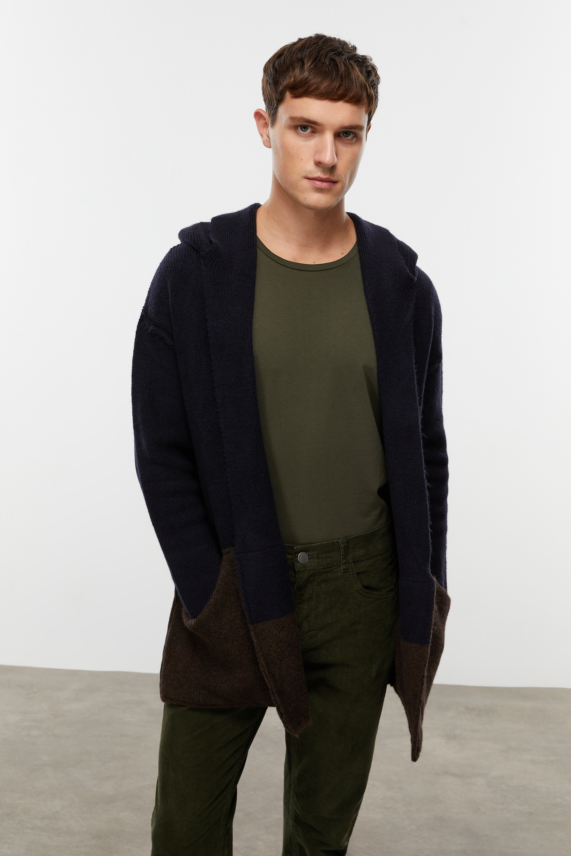 RENK BLOKLU KAPÜŞONLU TRİKO HIRKA