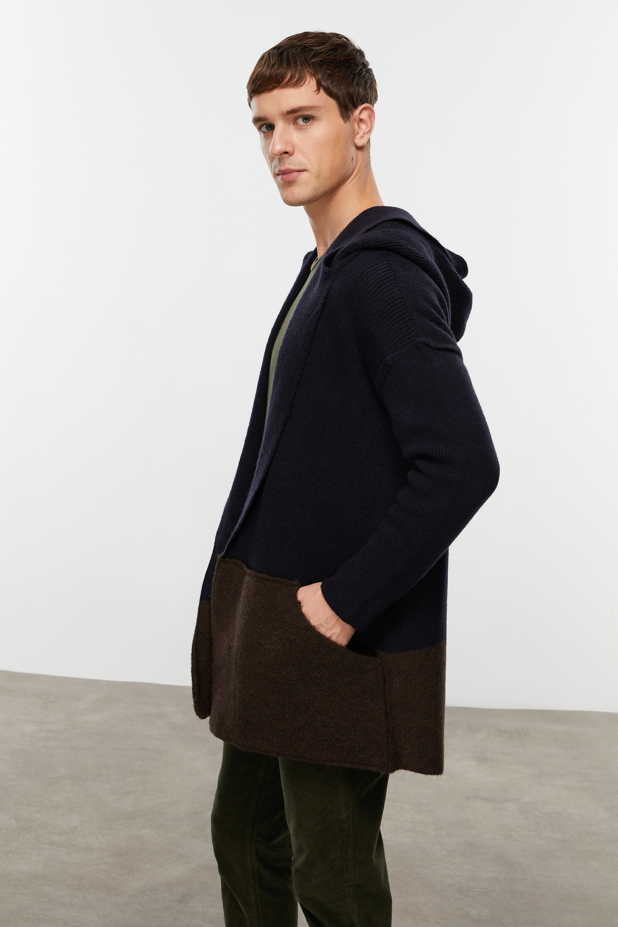 RENK BLOKLU KAPÜŞONLU TRİKO HIRKA