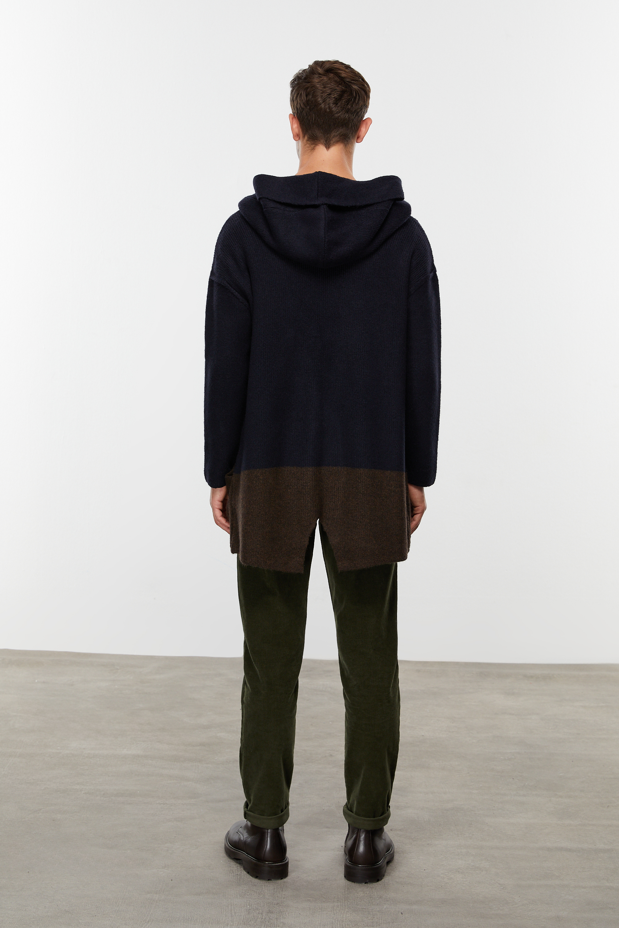 RENK BLOKLU KAPÜŞONLU TRİKO HIRKA