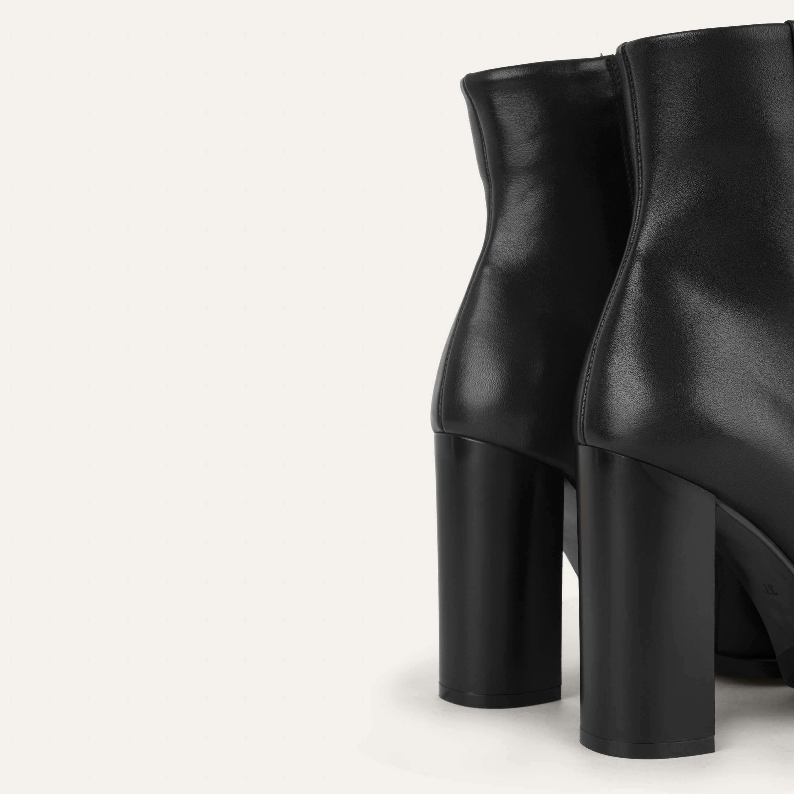 HAKİKİ DERİ TOPUKLU BOT