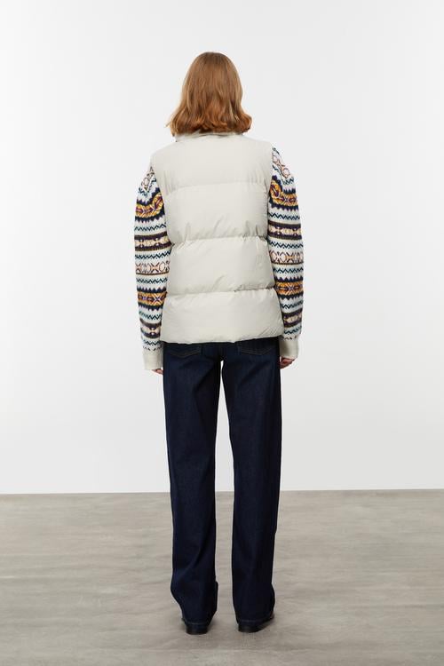  KAPİTONELİ DİK YAKA YELEK