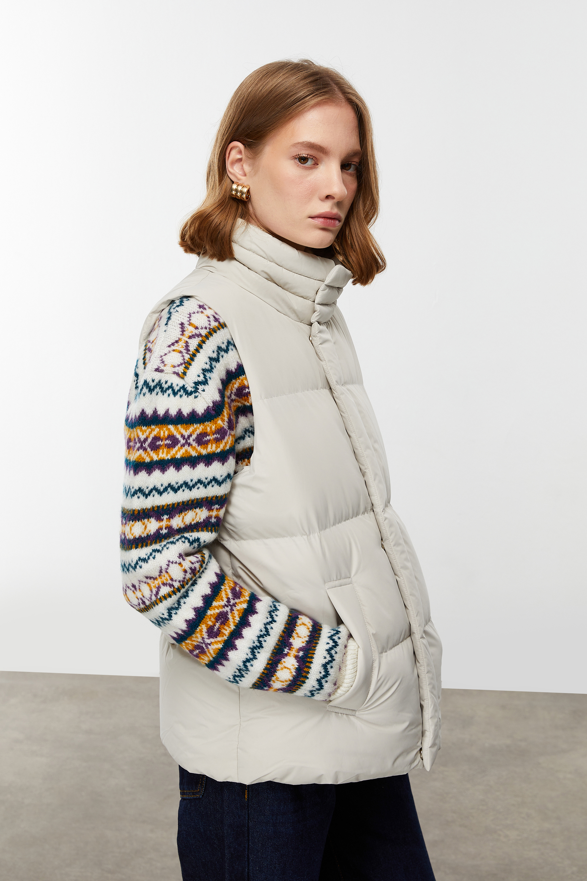 KAPİTONELİ DİK YAKA YELEK