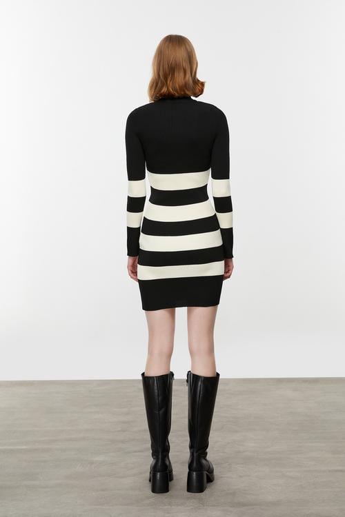  ÇİZGİLİ DİK YAKA MİNİ TRİKO ELBİSE