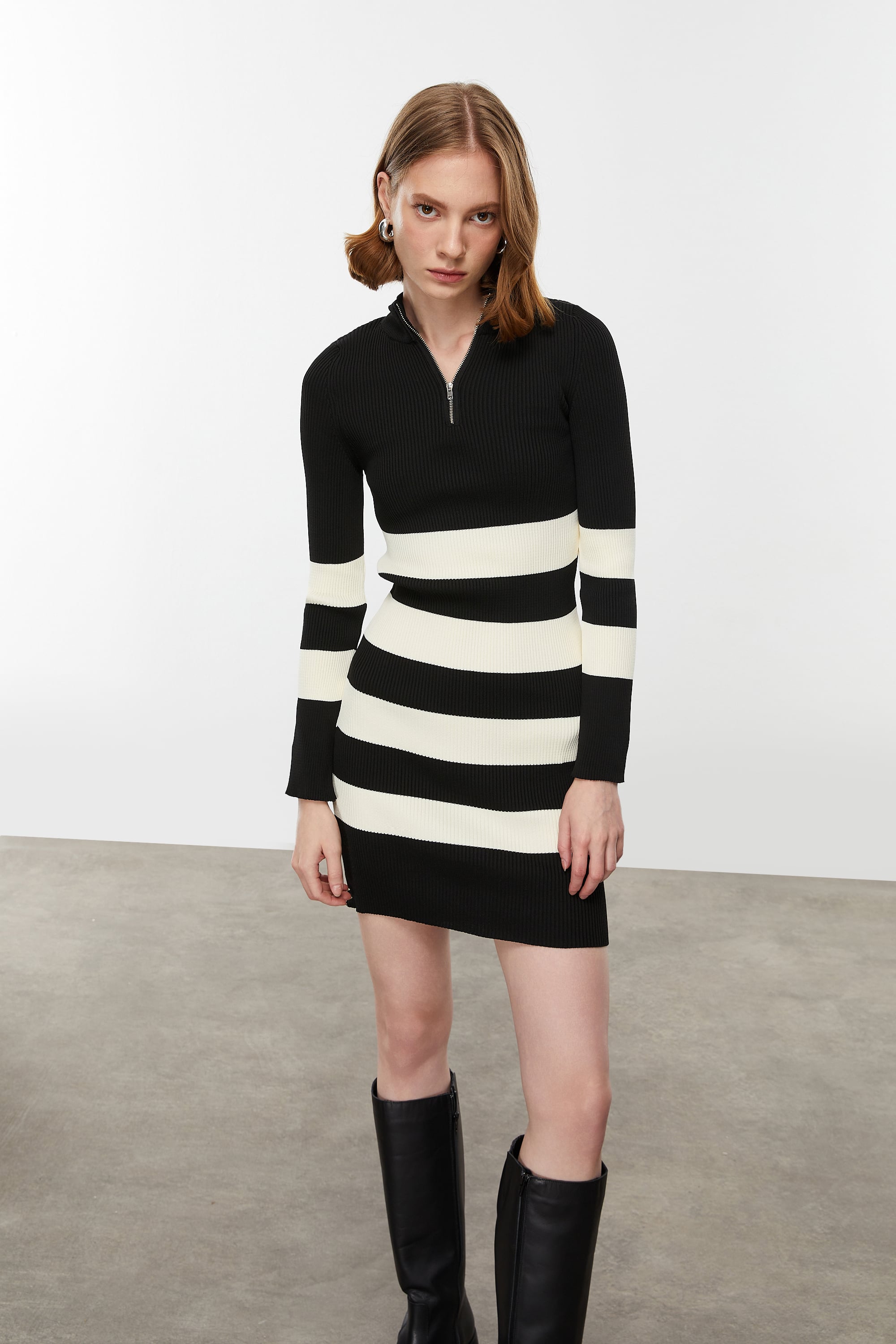 ÇİZGİLİ DİK YAKA MİNİ TRİKO ELBİSE