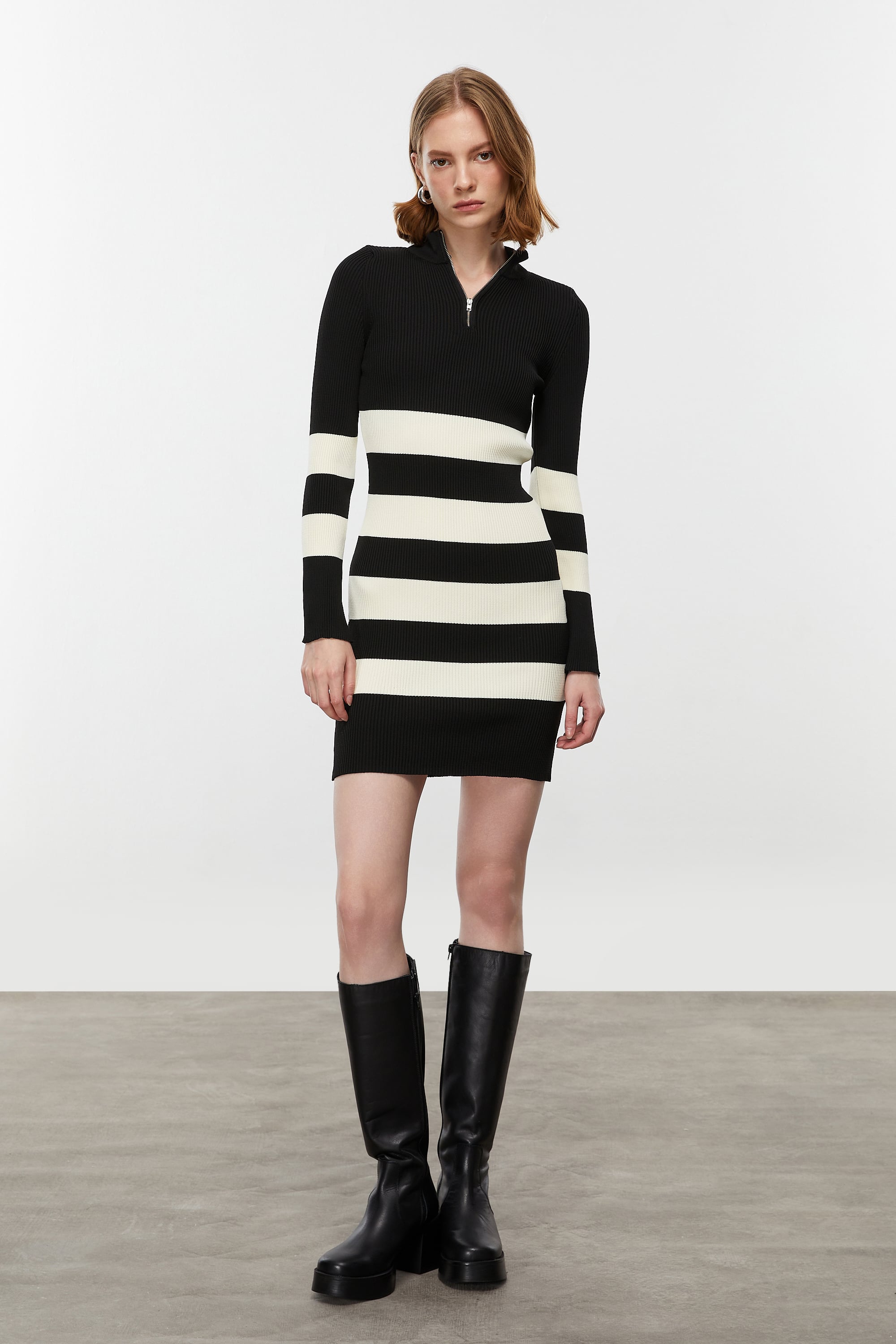 ÇİZGİLİ DİK YAKA MİNİ TRİKO ELBİSE