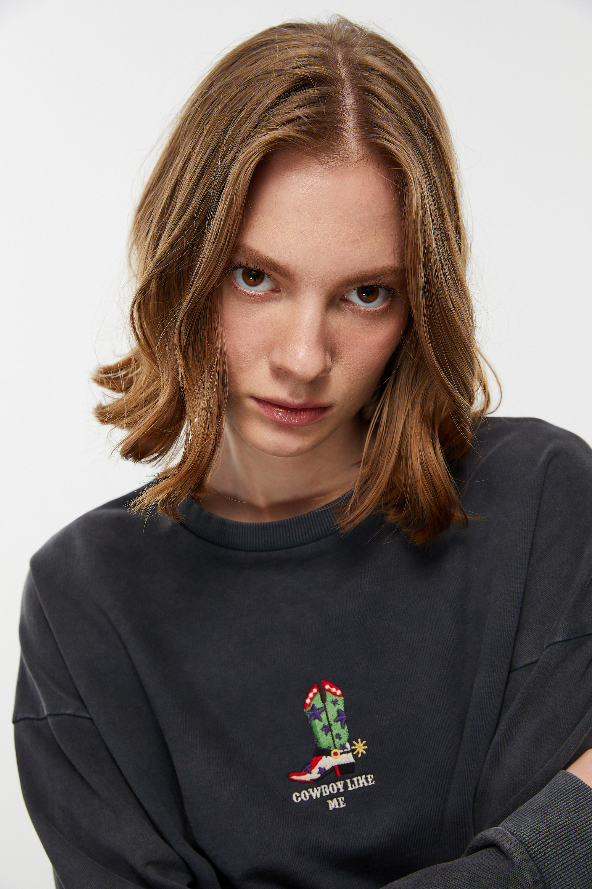 NAKIŞLI BİSİKLET YAKA SWEATSHIRT