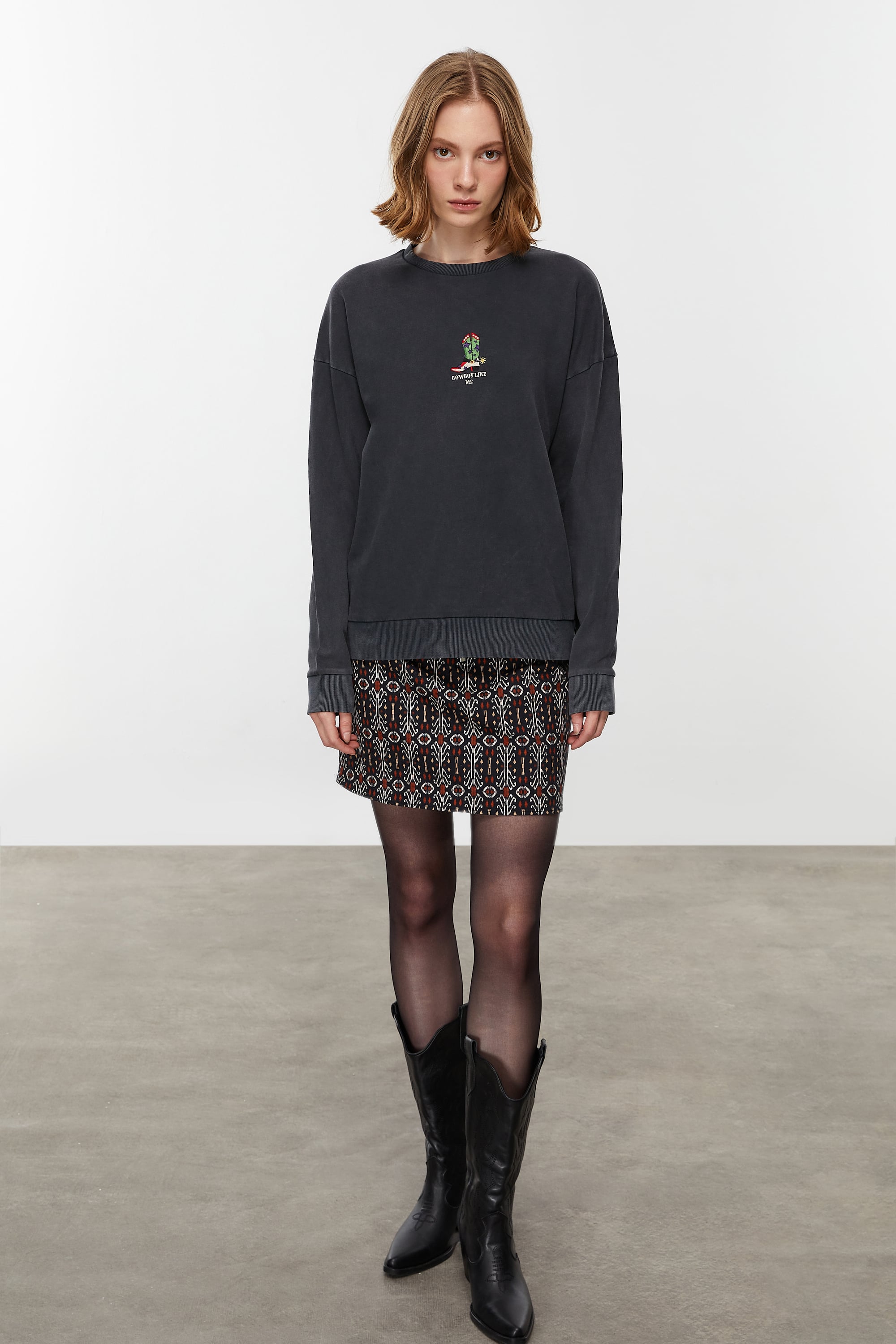 NAKIŞLI BİSİKLET YAKA SWEATSHIRT