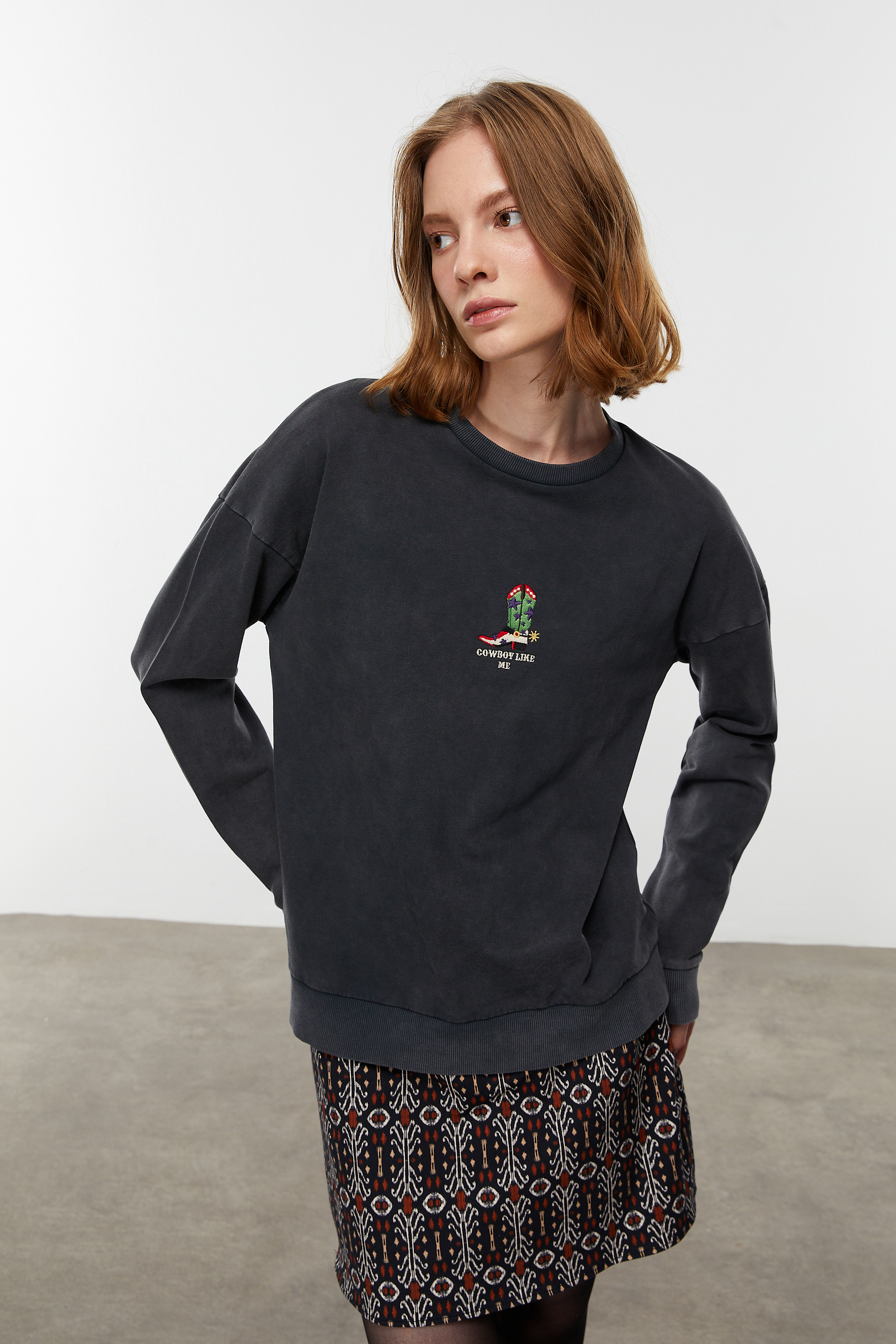 NAKIŞLI BİSİKLET YAKA SWEATSHIRT
