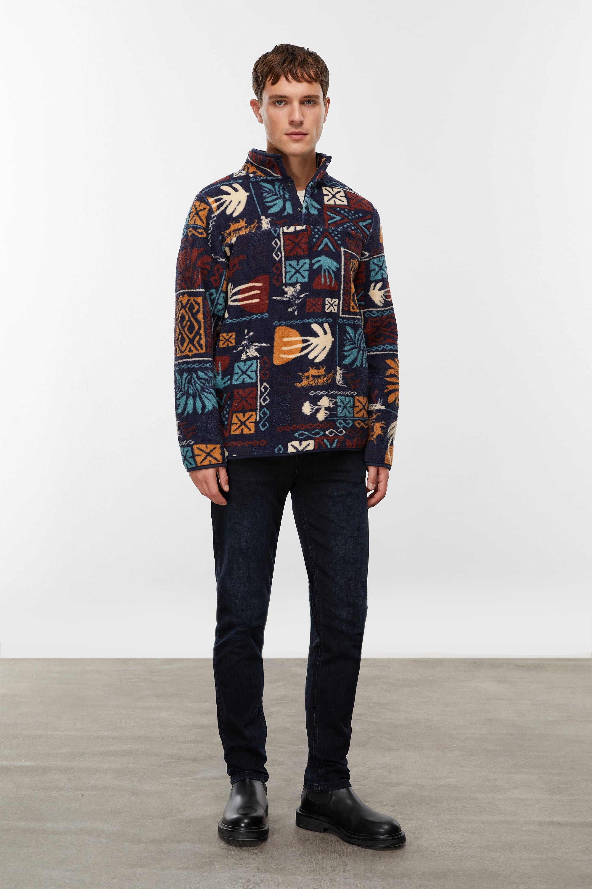 DESENLİ DİK YAKA POLAR SWEATSHIRT