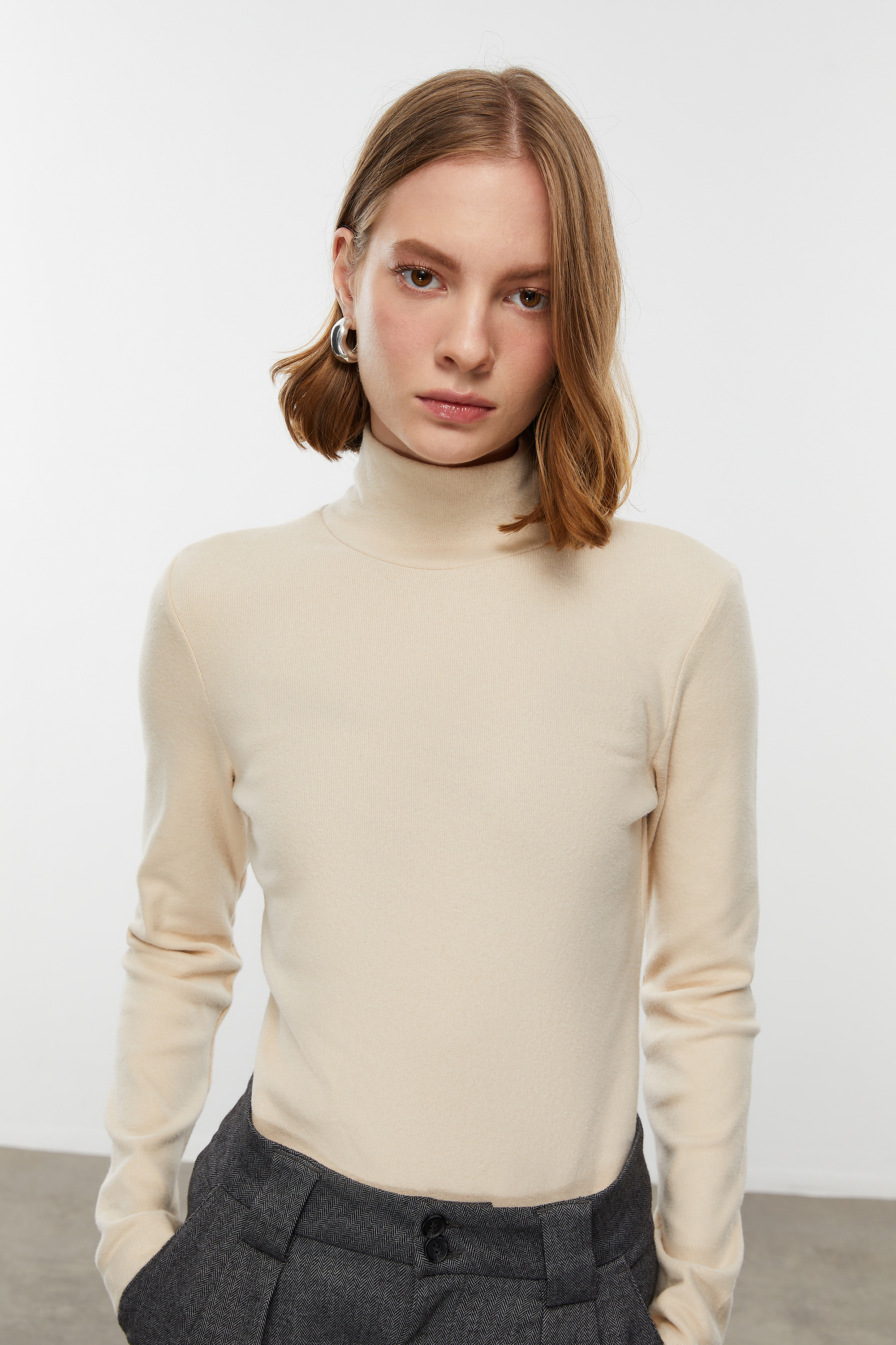 DİK YAKA UZUN KOLLU T-SHIRT