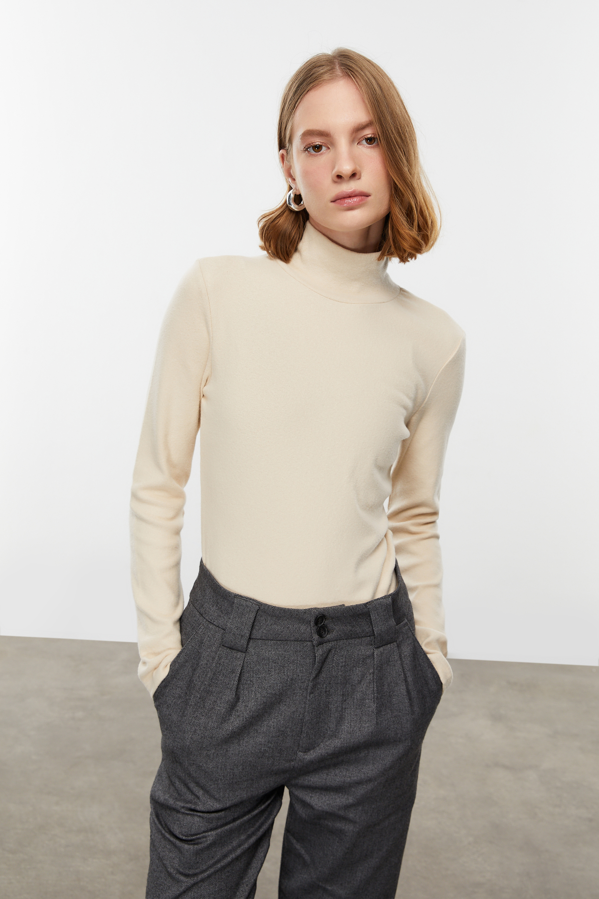 DİK YAKA UZUN KOLLU T-SHIRT