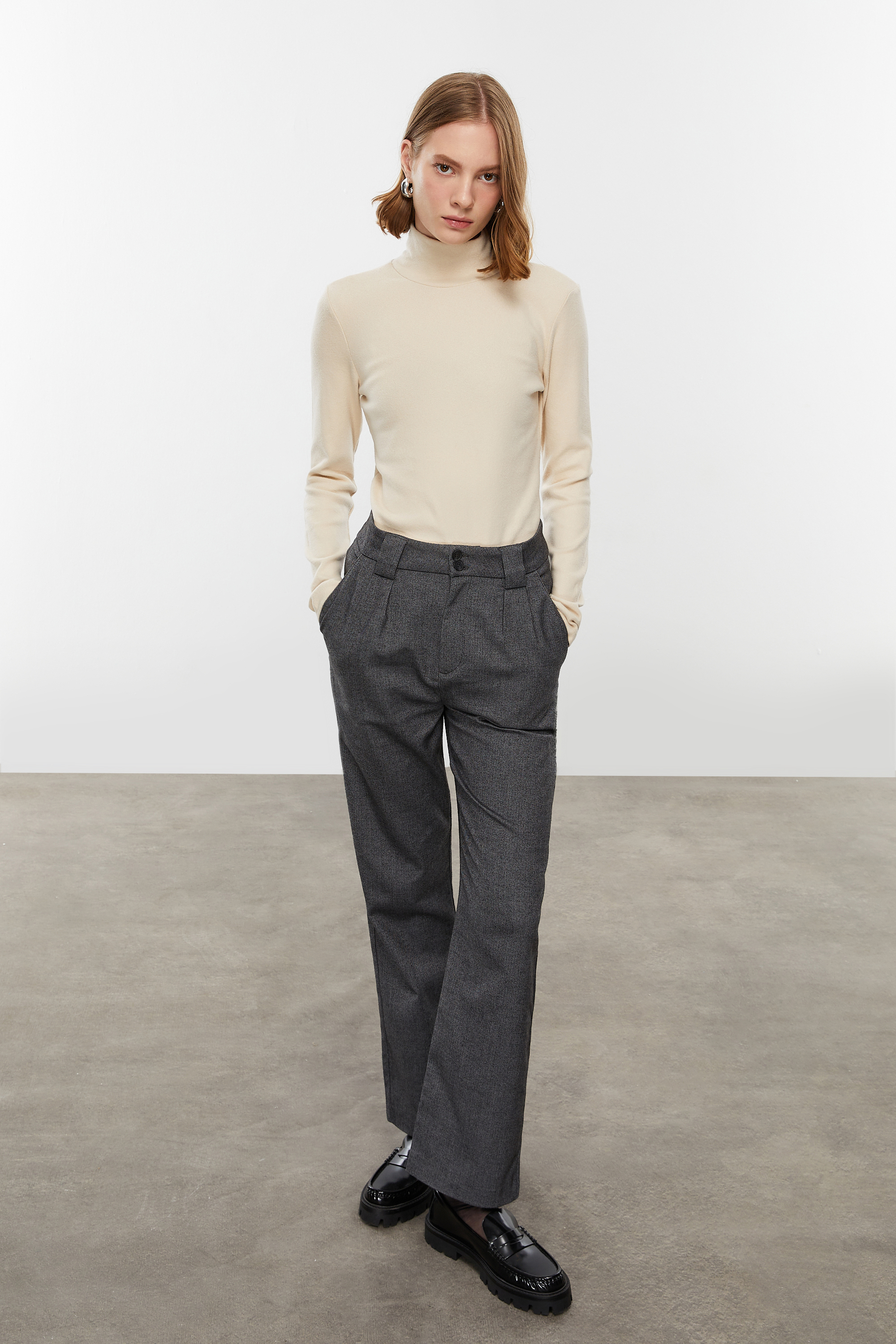 DİK YAKA UZUN KOLLU T-SHIRT