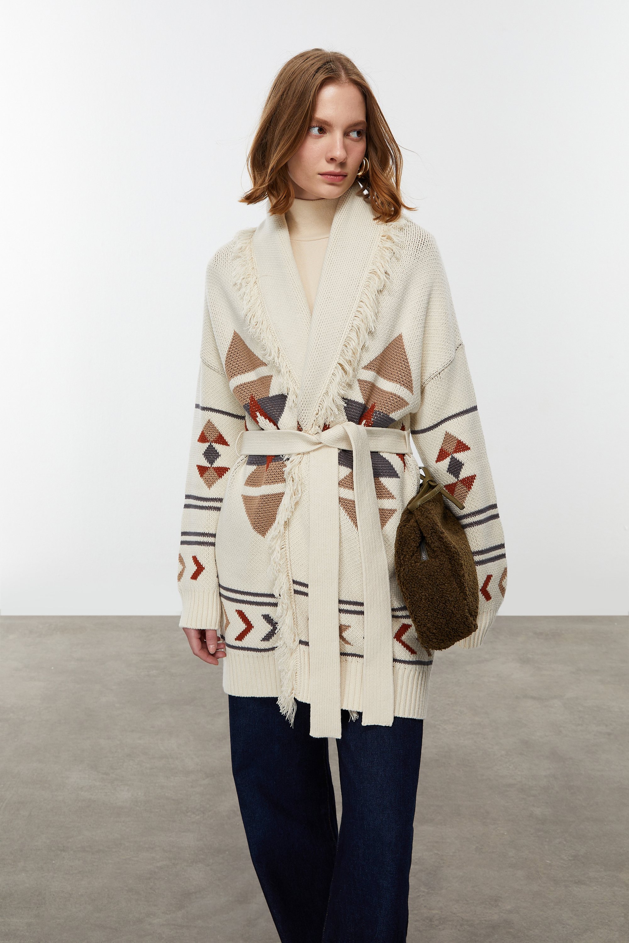 JAKARLI PÜSKÜL DETAYLI TRİKO HIRKA