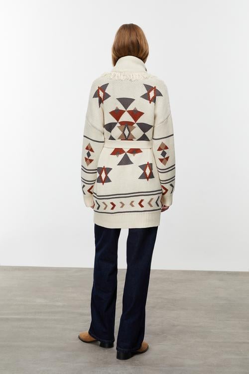  JAKARLI PÜSKÜL DETAYLI TRİKO HIRKA