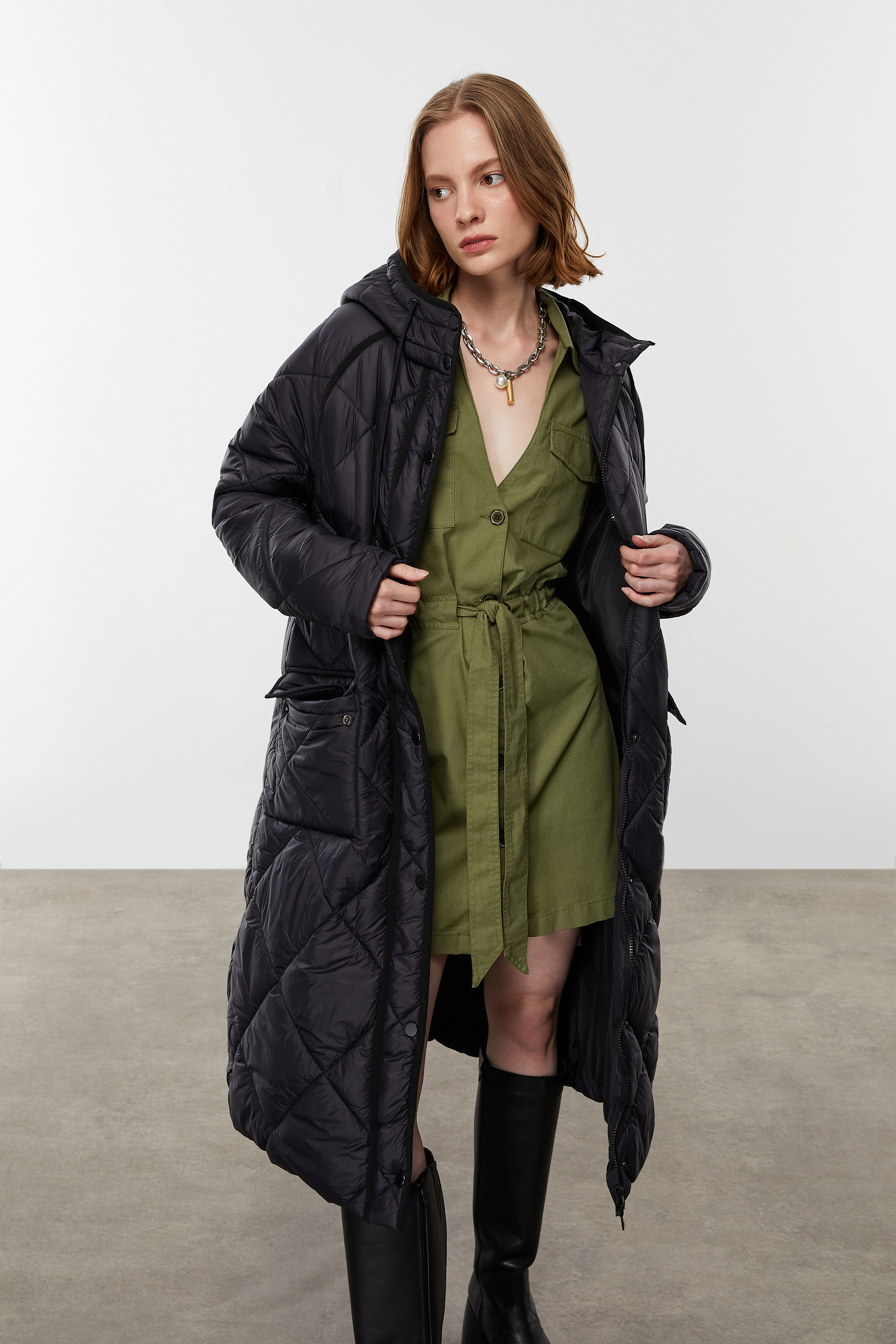 KAPİTONELİ KAPÜŞONLU ŞİŞME MONT