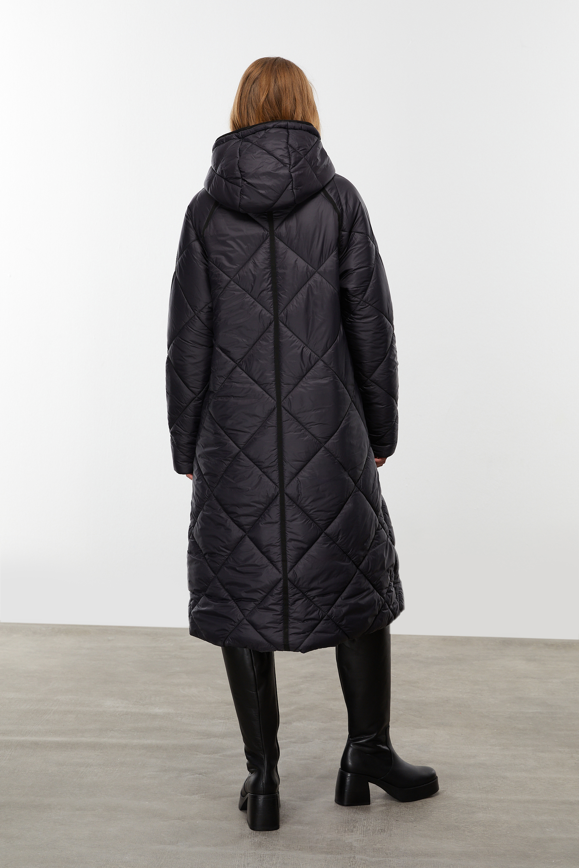 KAPİTONELİ KAPÜŞONLU ŞİŞME MONT