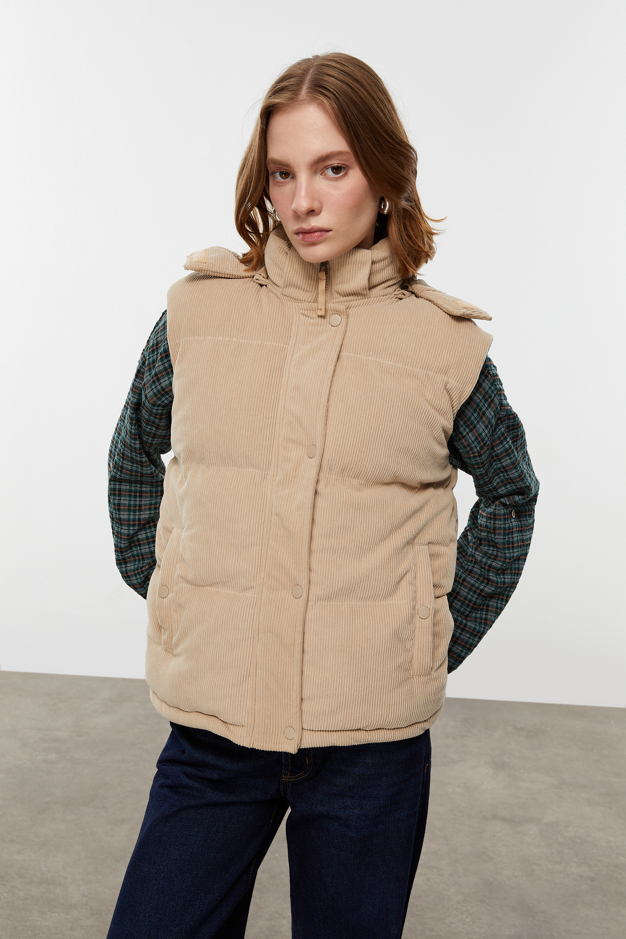 KADİFE DOKULU ÇIKARILABİLİR KAPÜŞONLU YELEK