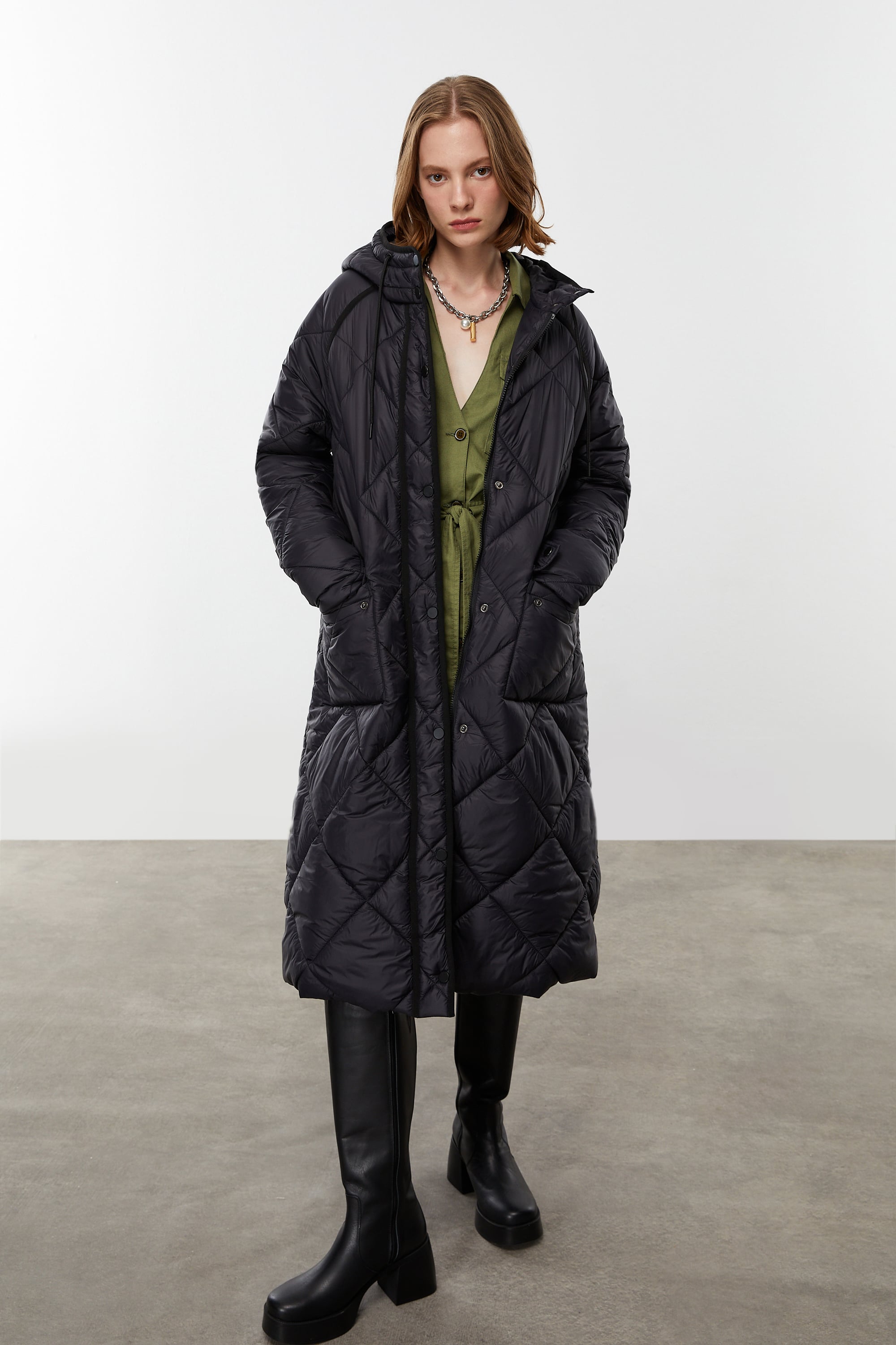 KAPİTONELİ KAPÜŞONLU ŞİŞME MONT