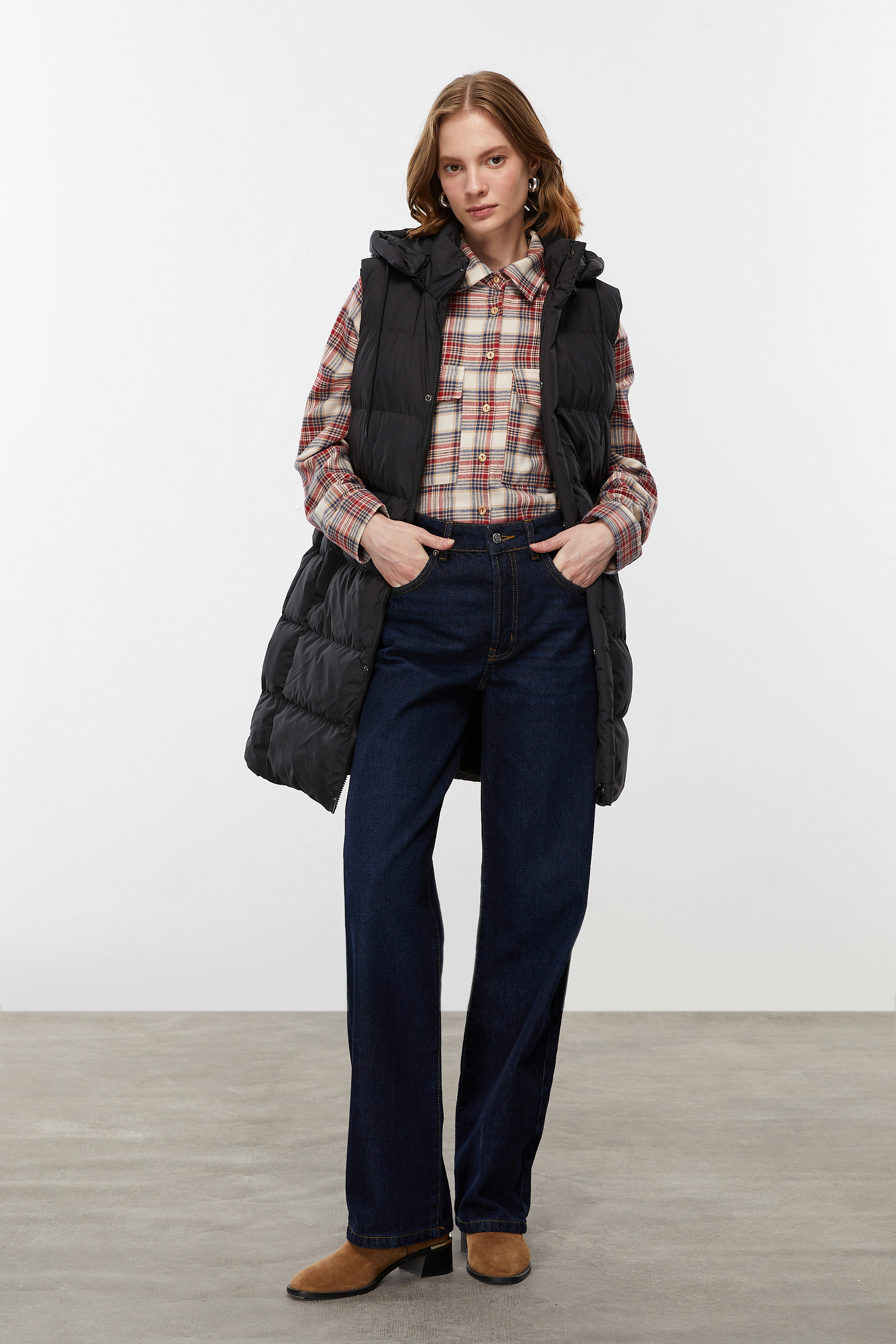 ÇIKARILABİLİR KAPÜŞONLU KAPİTONELİ YELEK