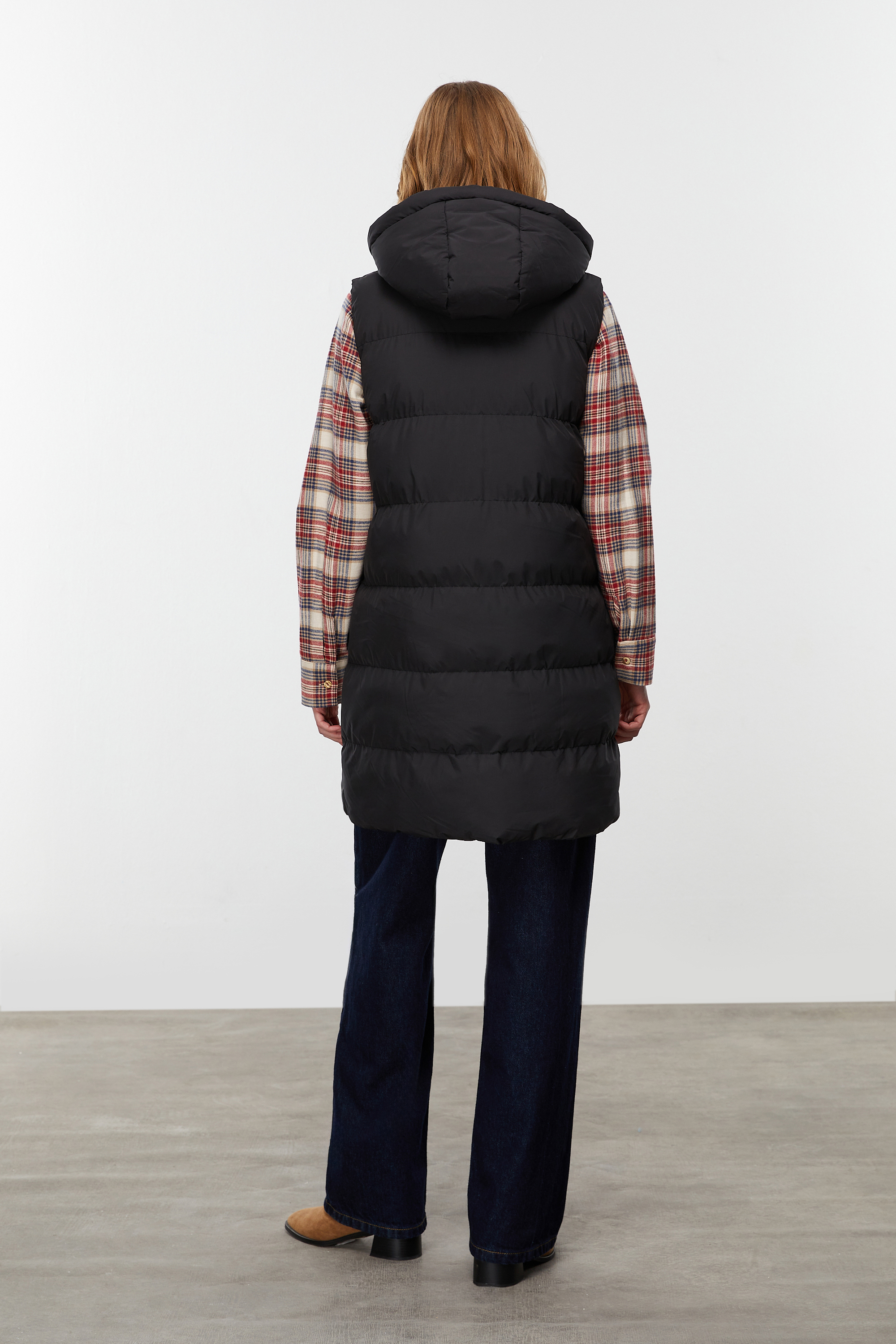 ÇIKARILABİLİR KAPÜŞONLU KAPİTONELİ YELEK