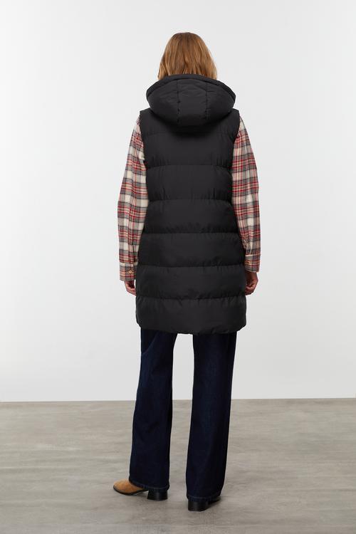  ÇIKARILABİLİR KAPÜŞONLU KAPİTONELİ YELEK