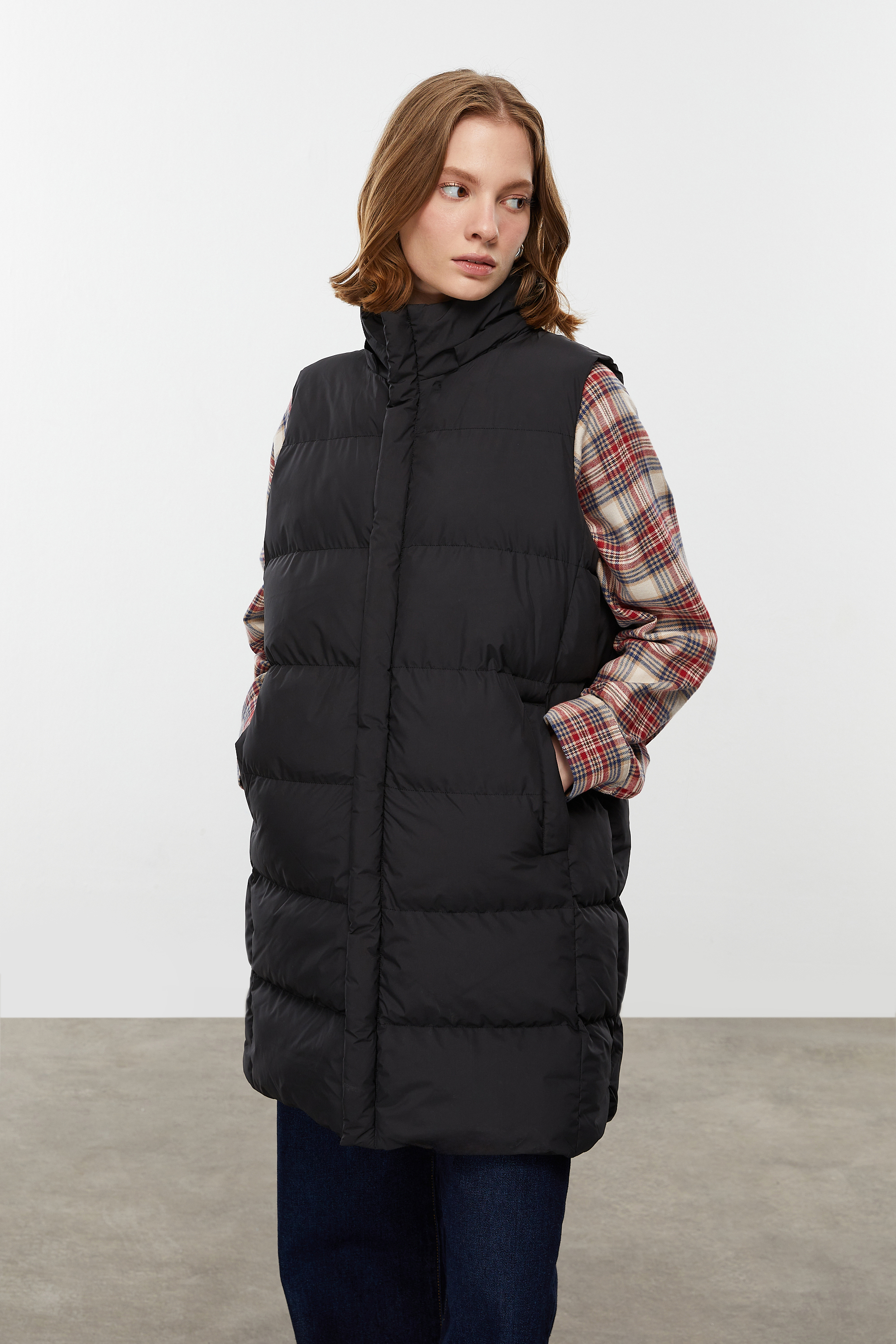 ÇIKARILABİLİR KAPÜŞONLU KAPİTONELİ YELEK