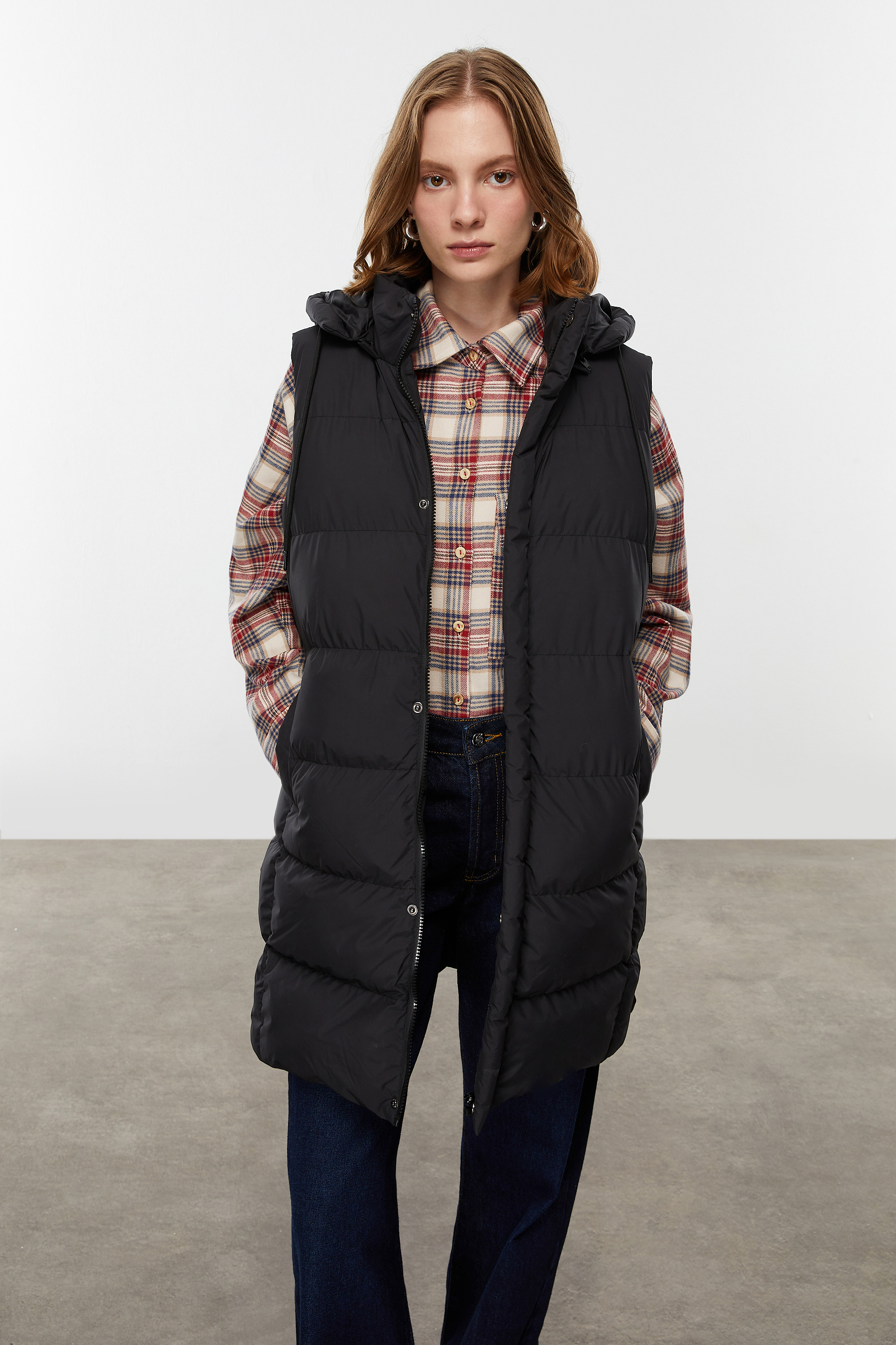 ÇIKARILABİLİR KAPÜŞONLU KAPİTONELİ YELEK