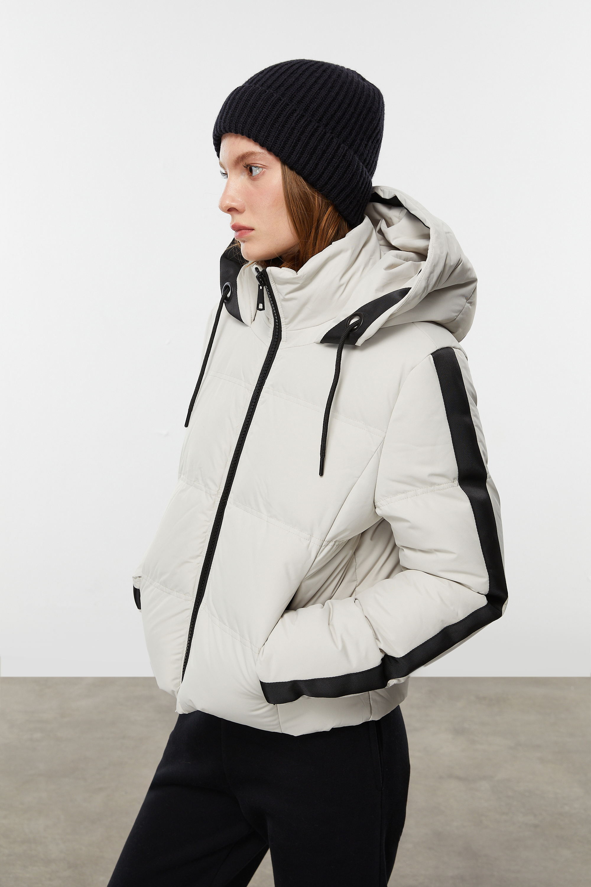 KAPİTONELİ KAPÜŞONLU ŞİŞME MONT