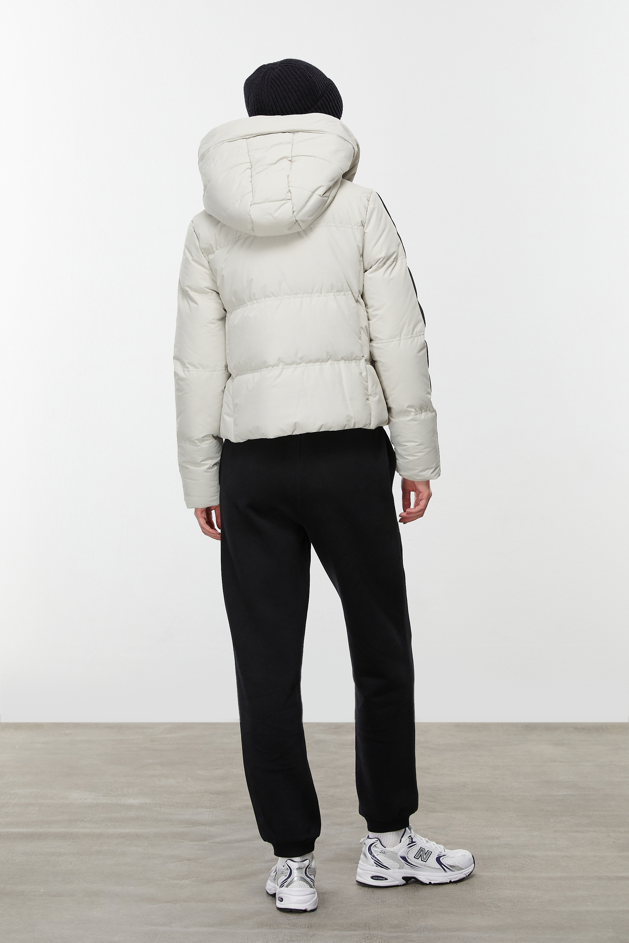 KAPİTONELİ KAPÜŞONLU ŞİŞME MONT