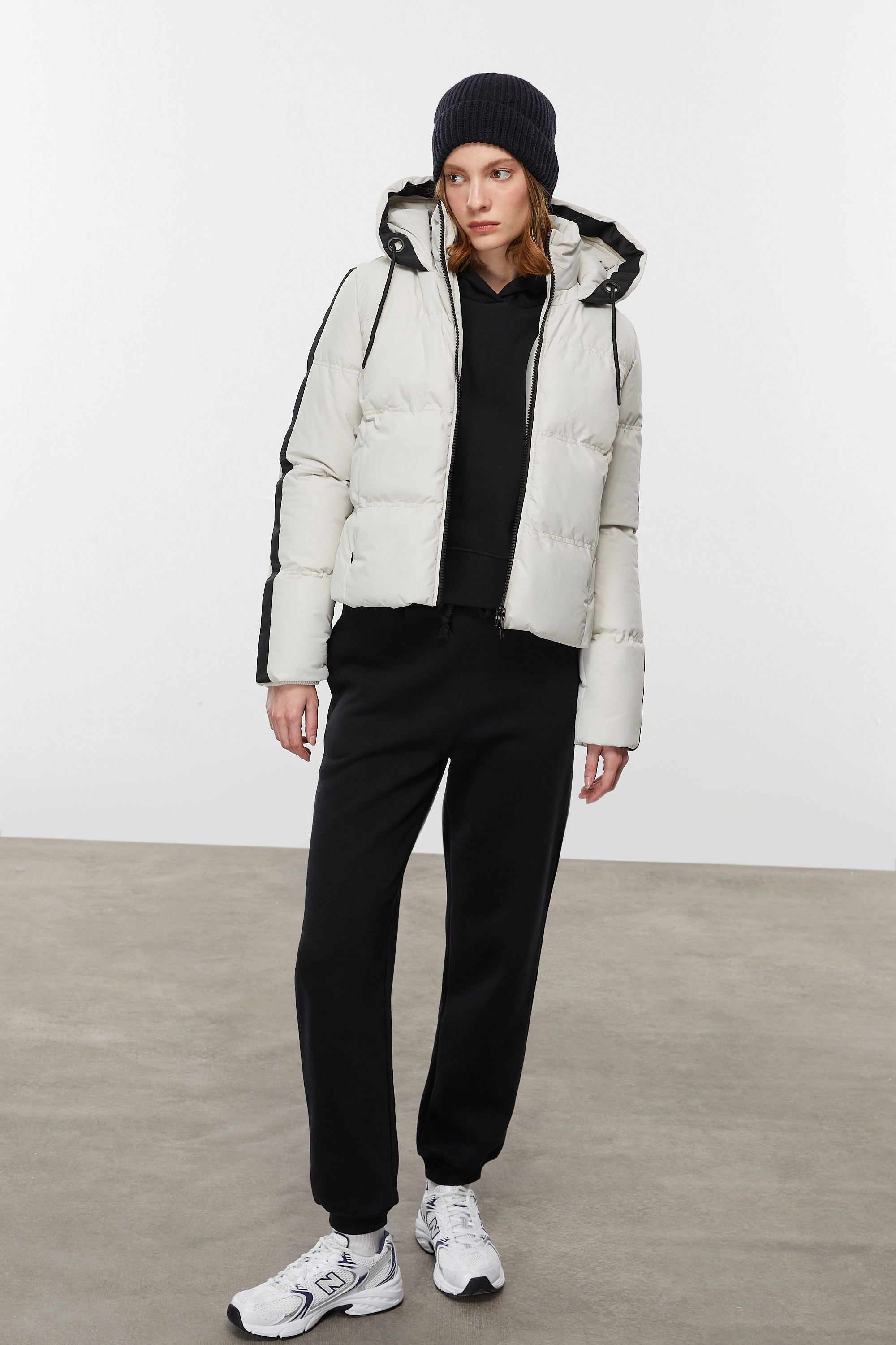 KAPİTONELİ KAPÜŞONLU ŞİŞME MONT