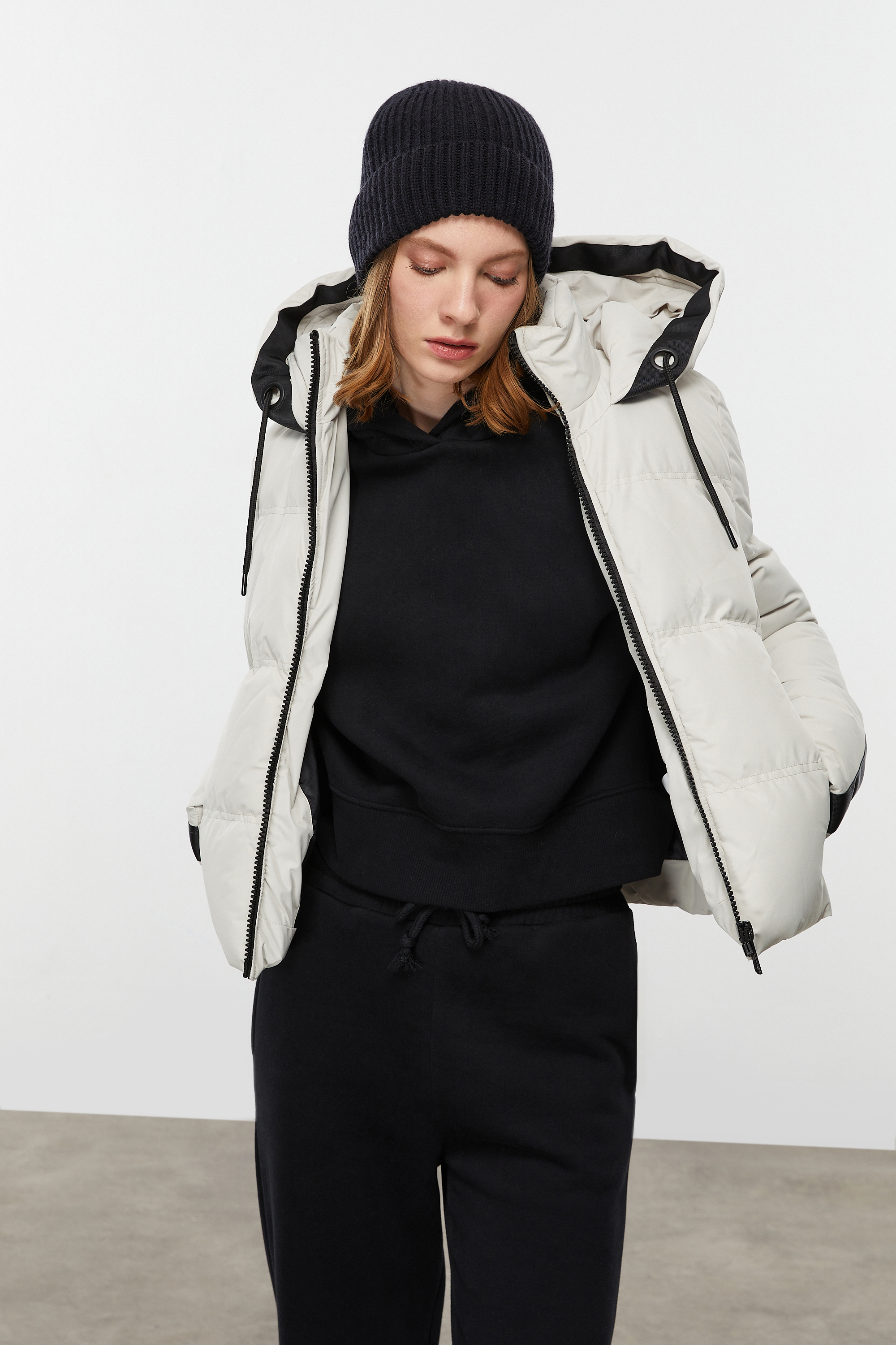 KAPİTONELİ KAPÜŞONLU ŞİŞME MONT