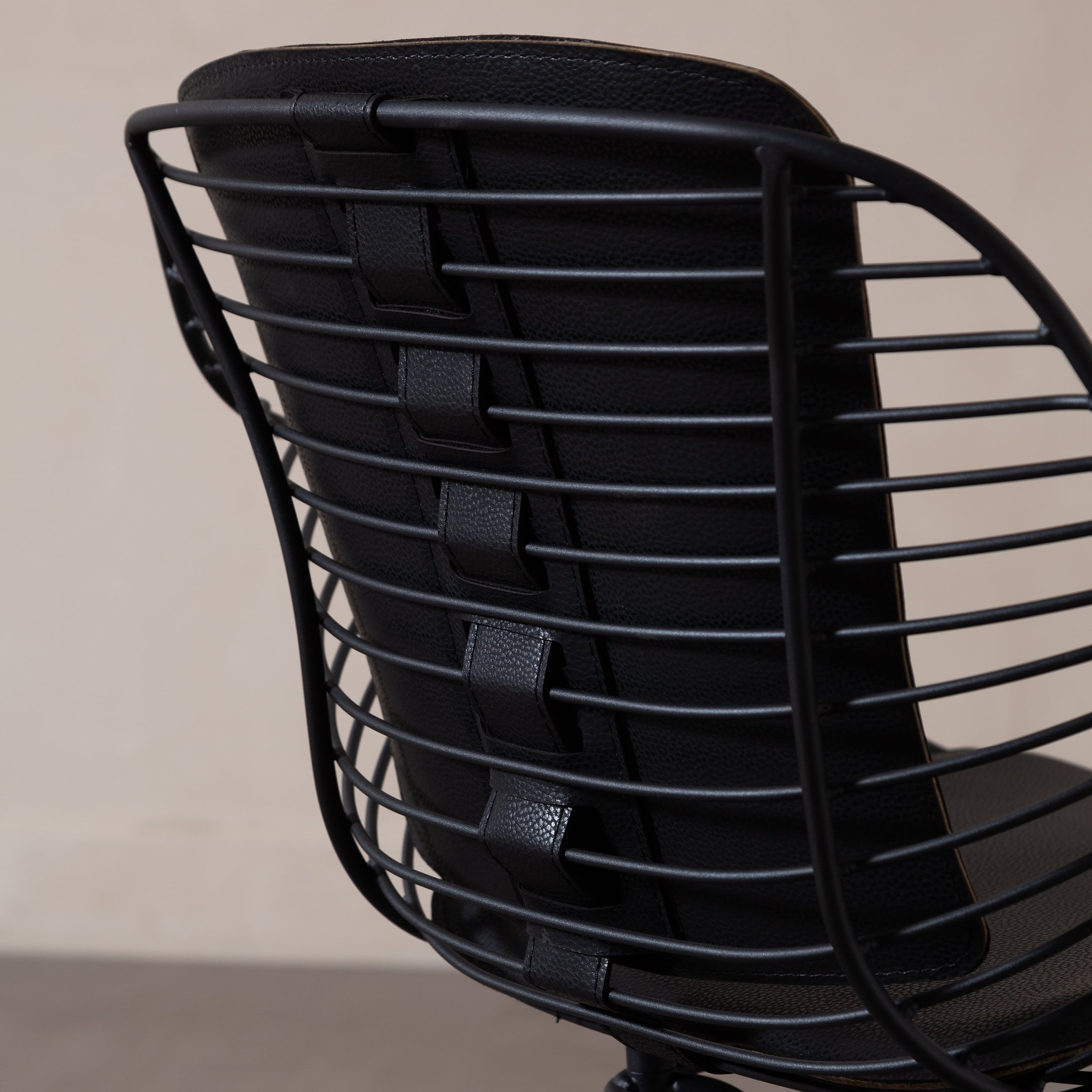 FRANCESCO KOLÇAKLI METAL SANDALYE SİYAH