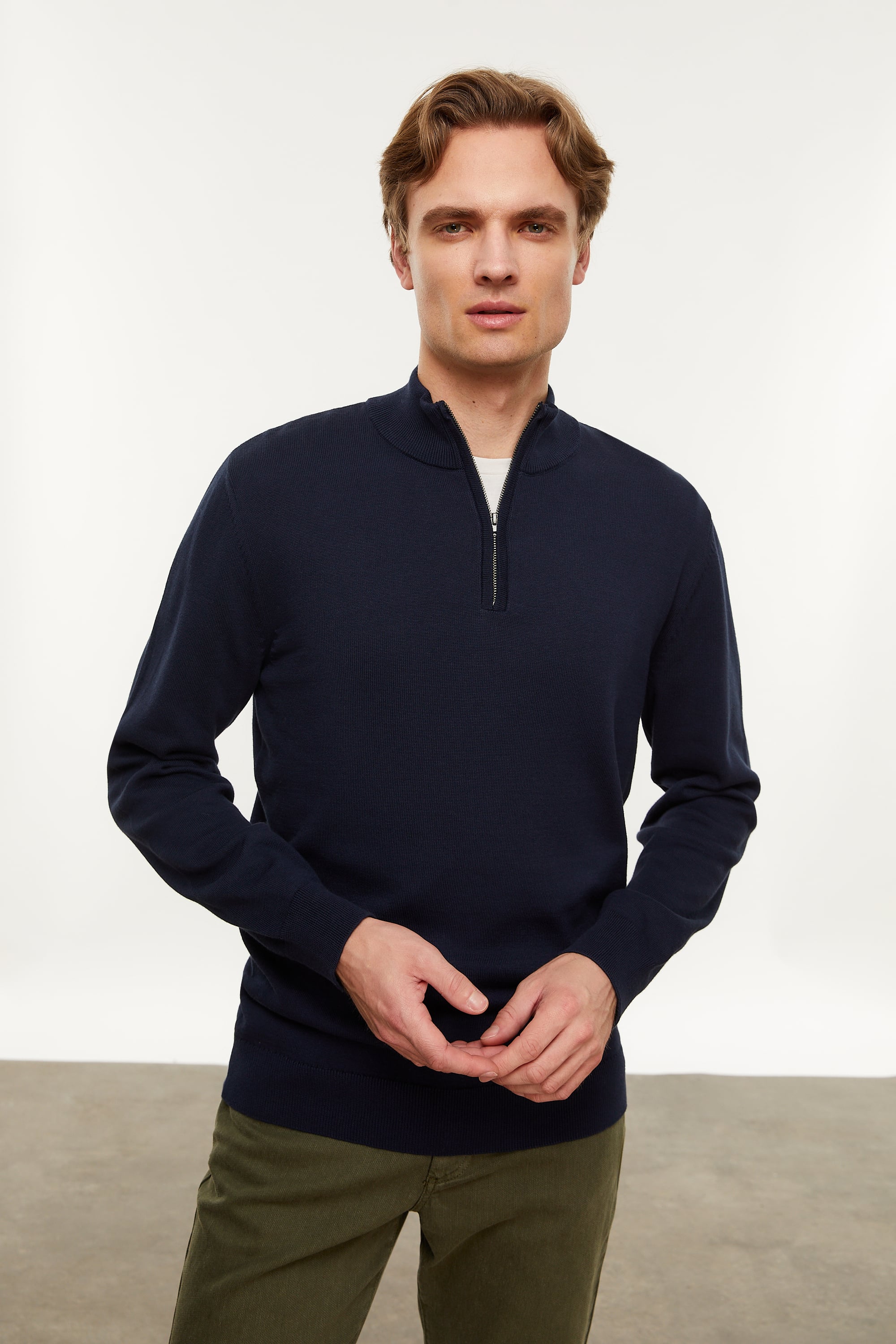 DİK YAKA YARIM FERMUARLI KAZAK