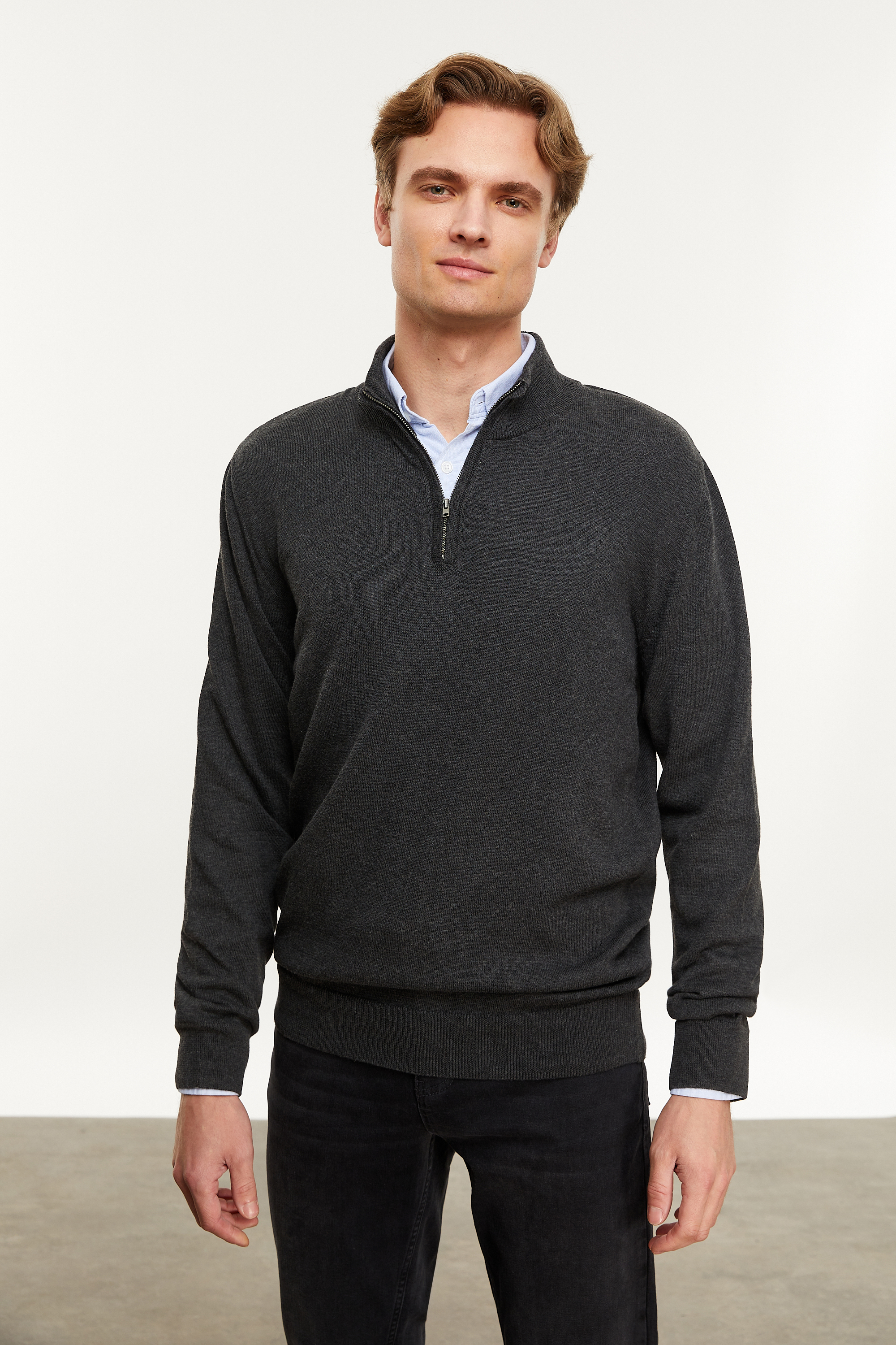 DİK YAKA YARIM FERMUARLI KAZAK