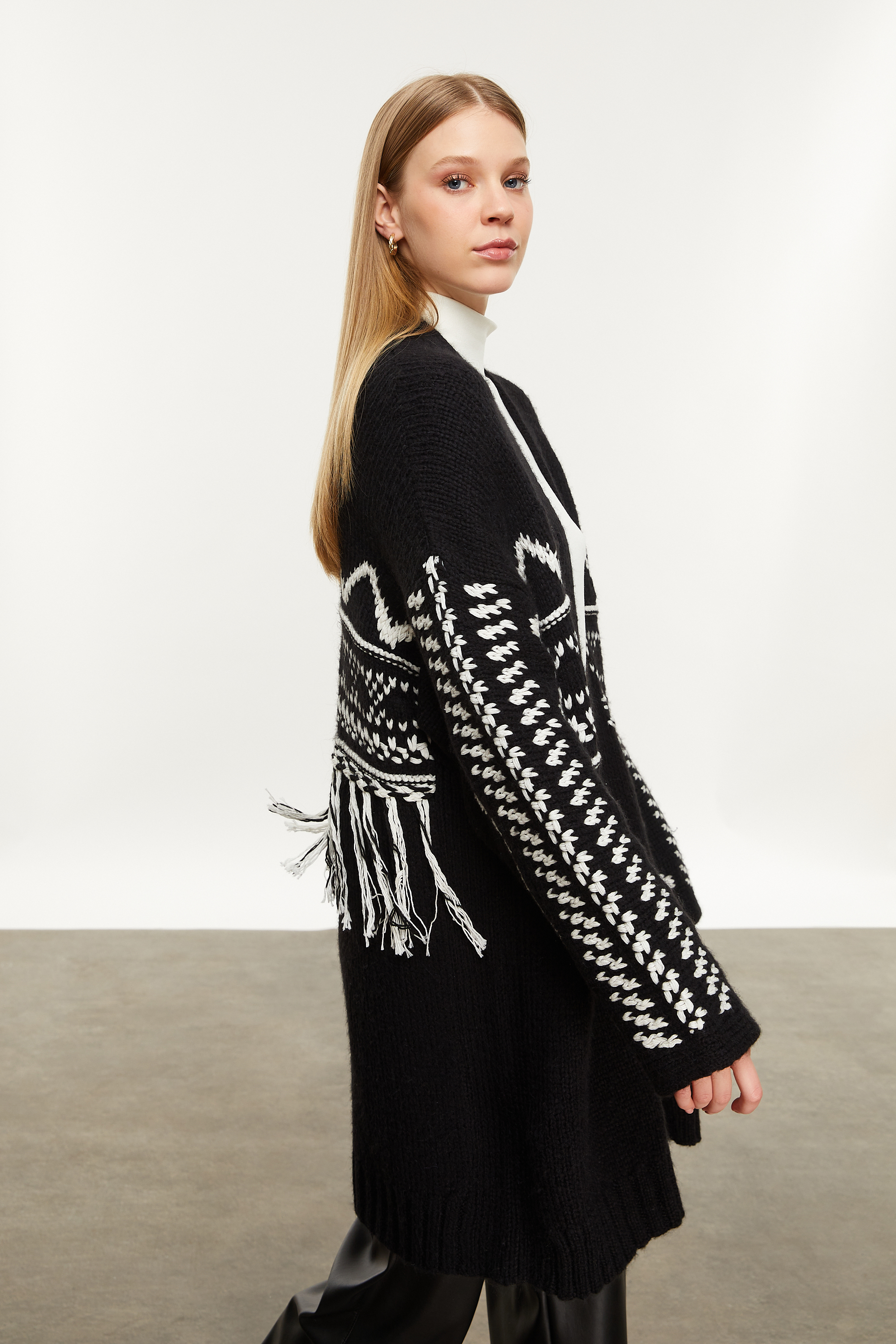 JAKARLI UZUN TRİKO CEKET