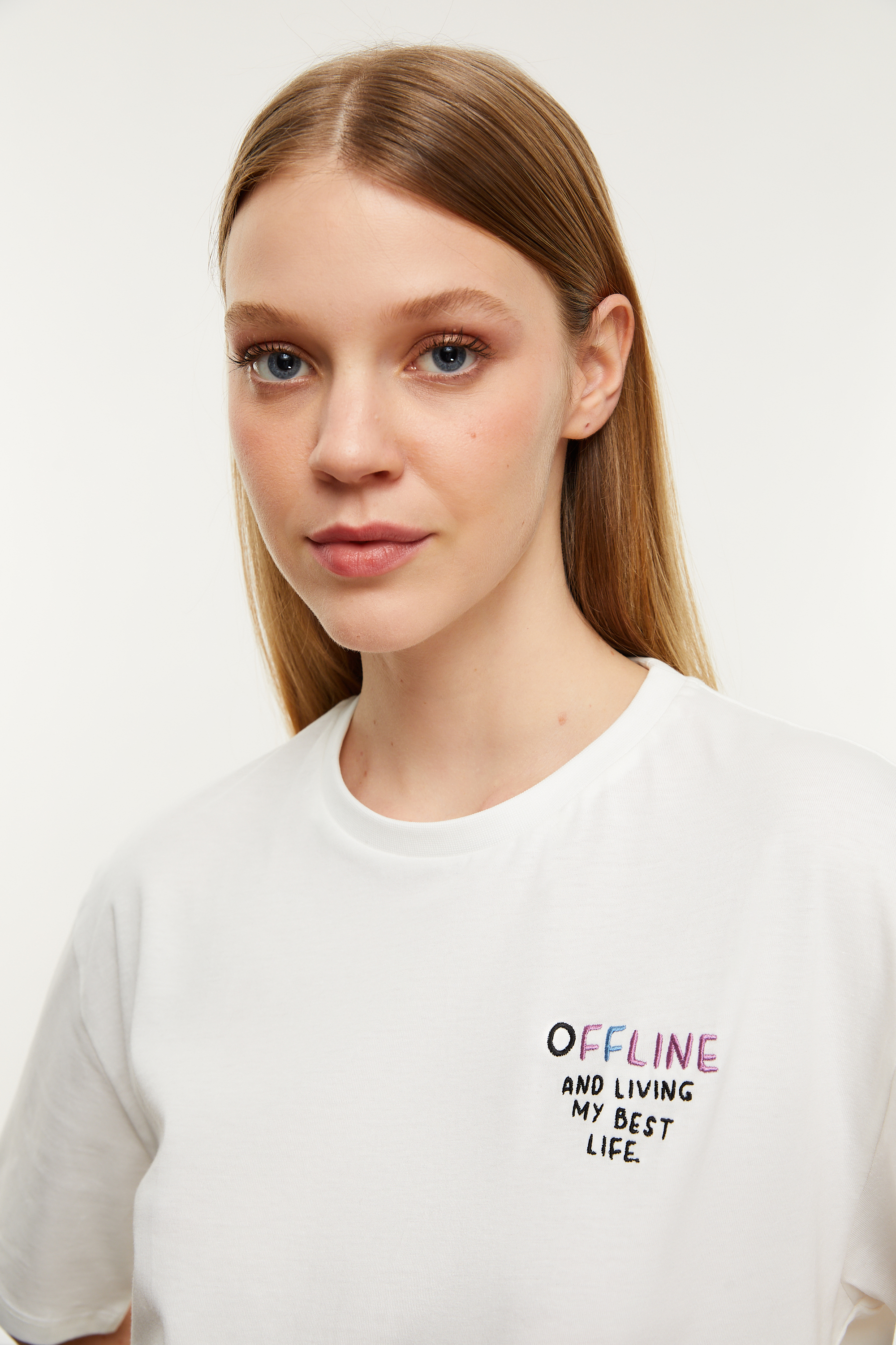 SLOGAN DETAYLI KISA KOLLU T-SHIRT