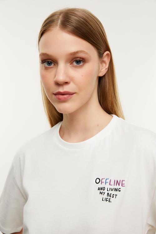  SLOGAN DETAYLI KISA KOLLU T-SHIRT