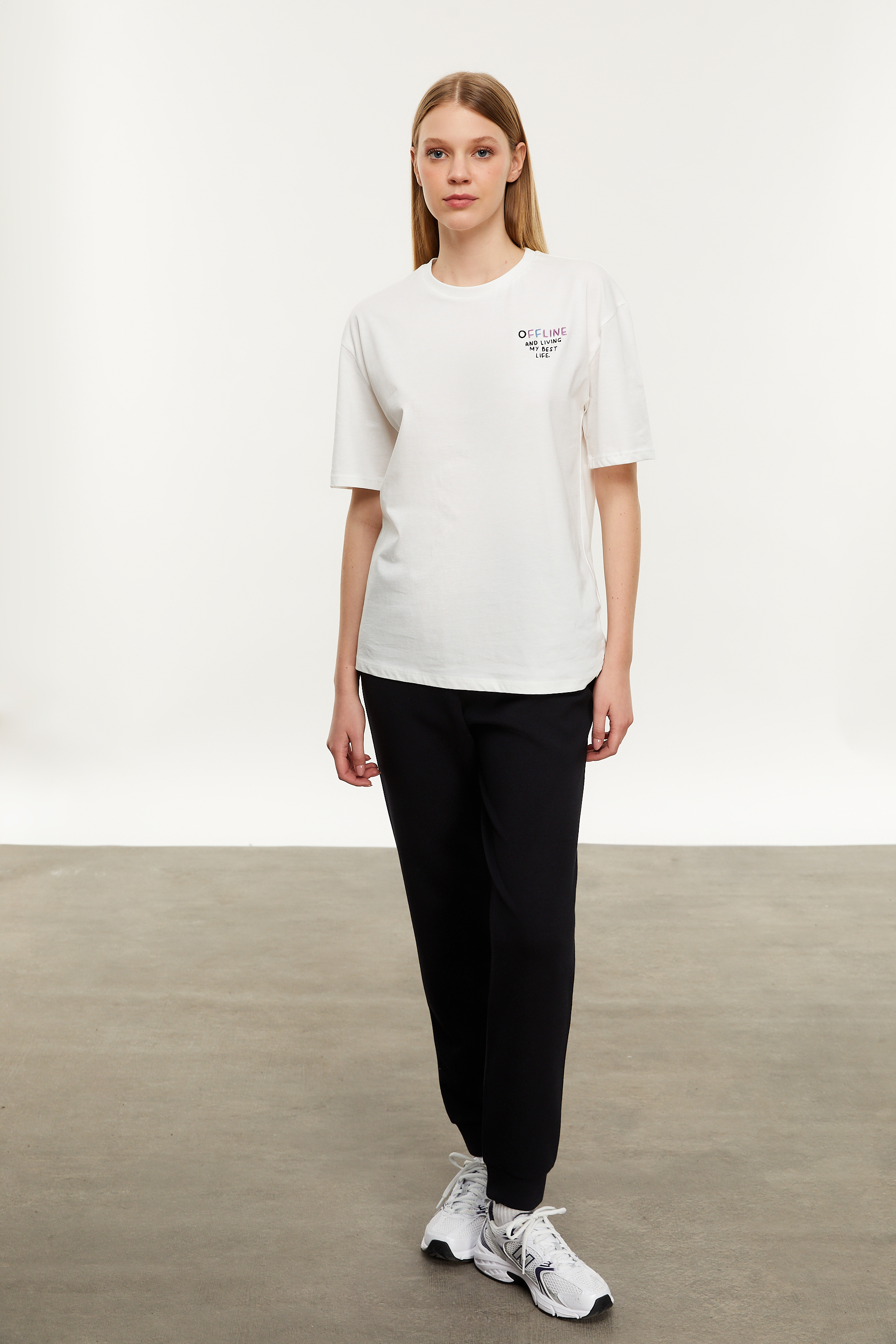 SLOGAN DETAYLI KISA KOLLU T-SHIRT