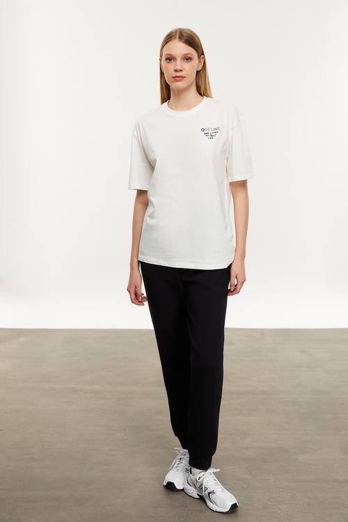  SLOGAN DETAYLI KISA KOLLU T-SHIRT