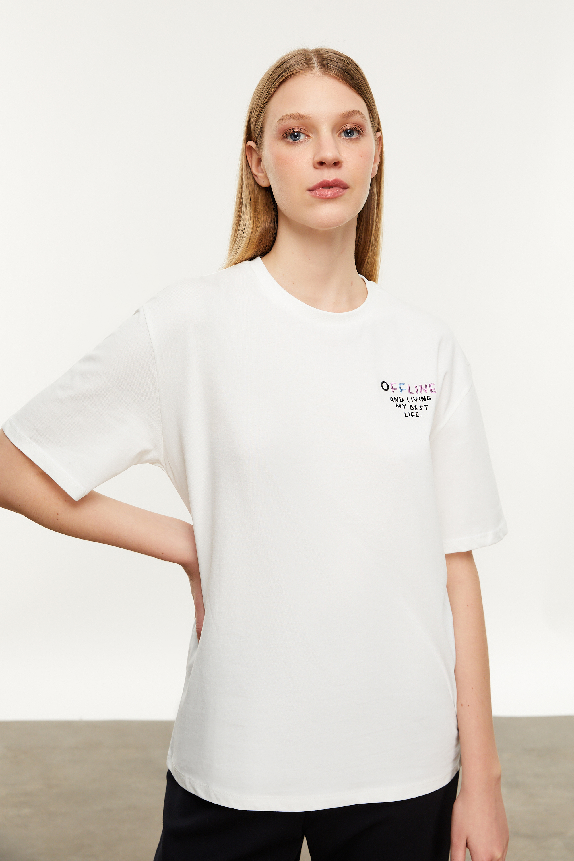 SLOGAN DETAYLI KISA KOLLU T-SHIRT
