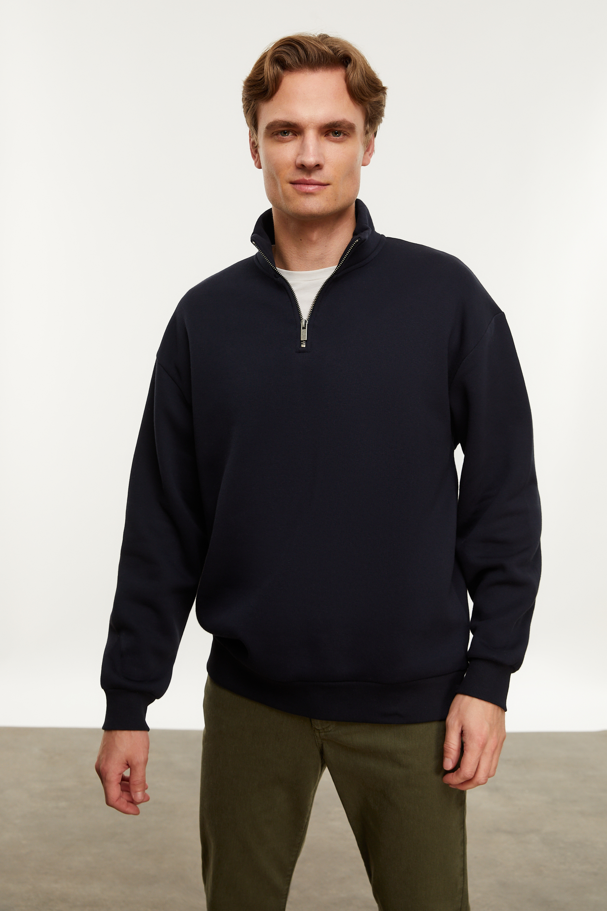 DİK YAKA SWEATSHIRT